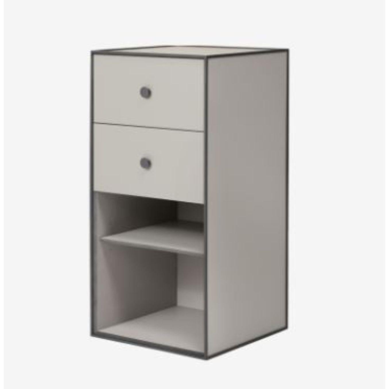 70 sand frame box with shelf / 2 drawers by Lassen
Dimensions: D 35 x W 35 x H 70 cm 
Materials: Finér, Melamin, Melamin, Melamine, Metal, Veneer
Also available in different colors and dimensions.
Weight: 13 Kg


By Lassen is a Danish design