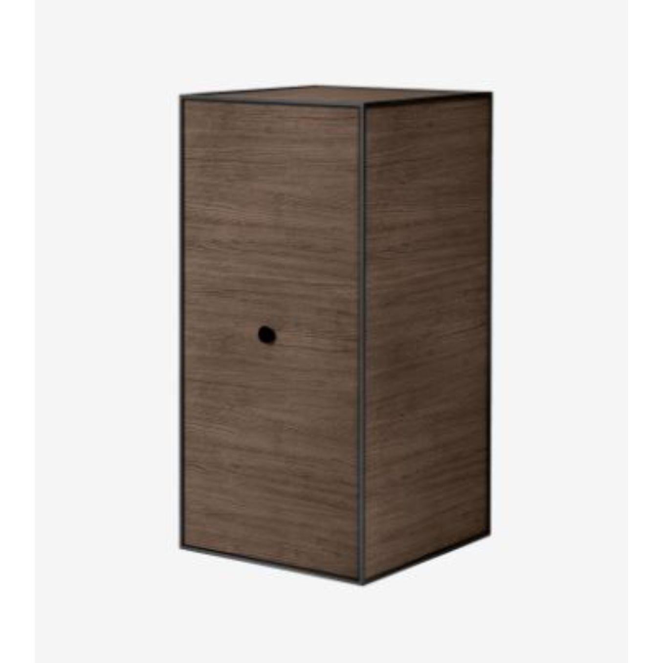 70 smoked oak frame box with 2 shelves / doorby Lassen
Dimensions: D 35 x W 35 x H 70 cm 
Materials: Finér,melamin, melamin, melamine, metal, veneer, oak
Also available in different colours and dimensions. 
Weight: 13 kg


By Lassen is a