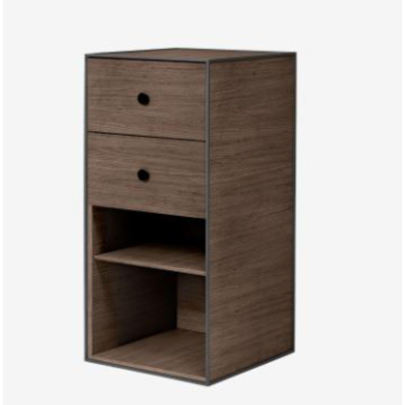 70 smoked oak frame box with shelf / 2 drawers by Lassen
Dimensions: D 35 x W 35 x H 70 cm 
Materials: Finér, Melamin, Melamin, Melamine, Metal, Veneer, Oak
Also available in different colors and dimensions.
Weight: 13 Kg


By Lassen is a