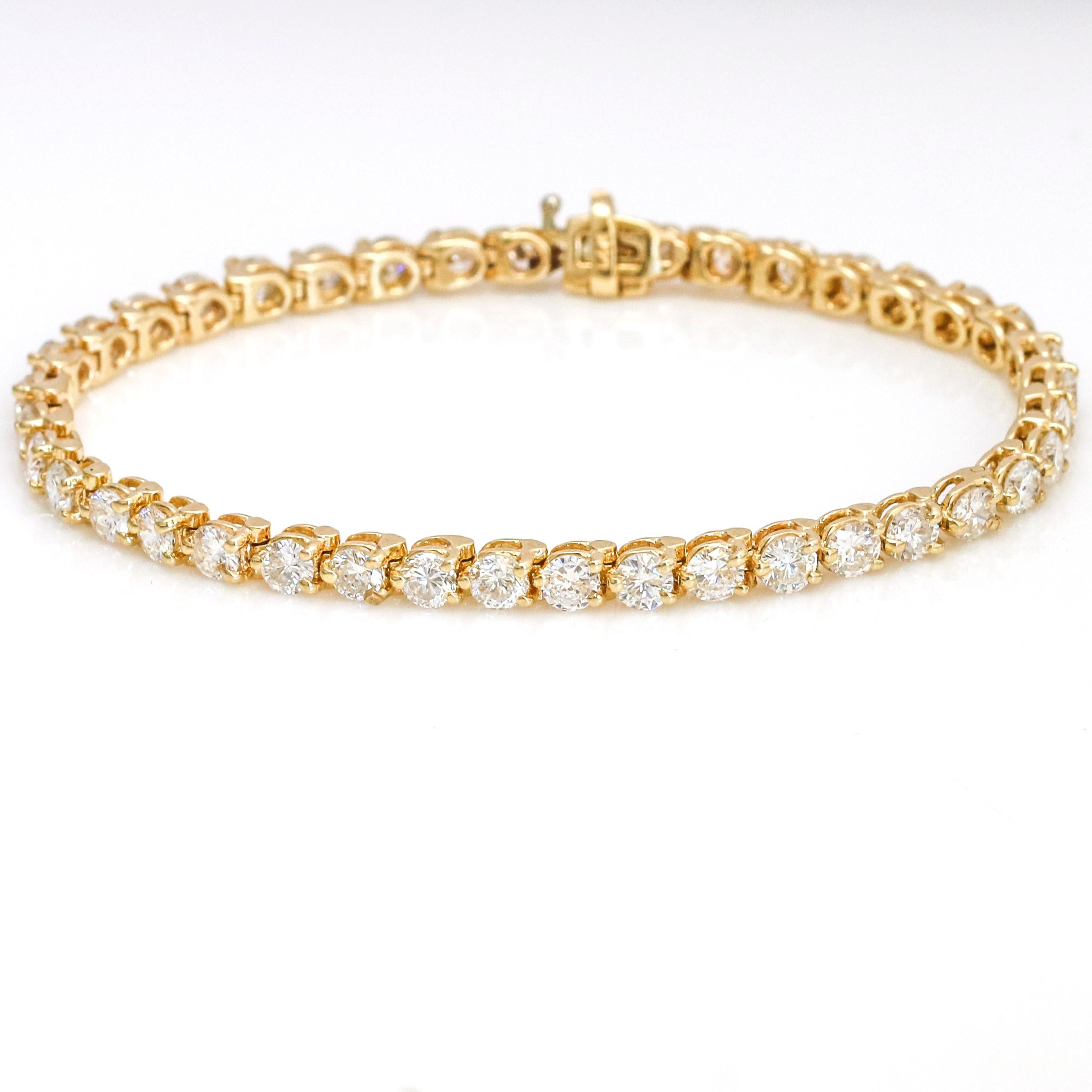 3-prong diamond tennis bracelet crafted in 14-karat yellow gold. The bracelet has 40 round brilliant diamonds. Slide clasp with safety.

Size, Medium (fits a wrist up to 6.5 inches)
