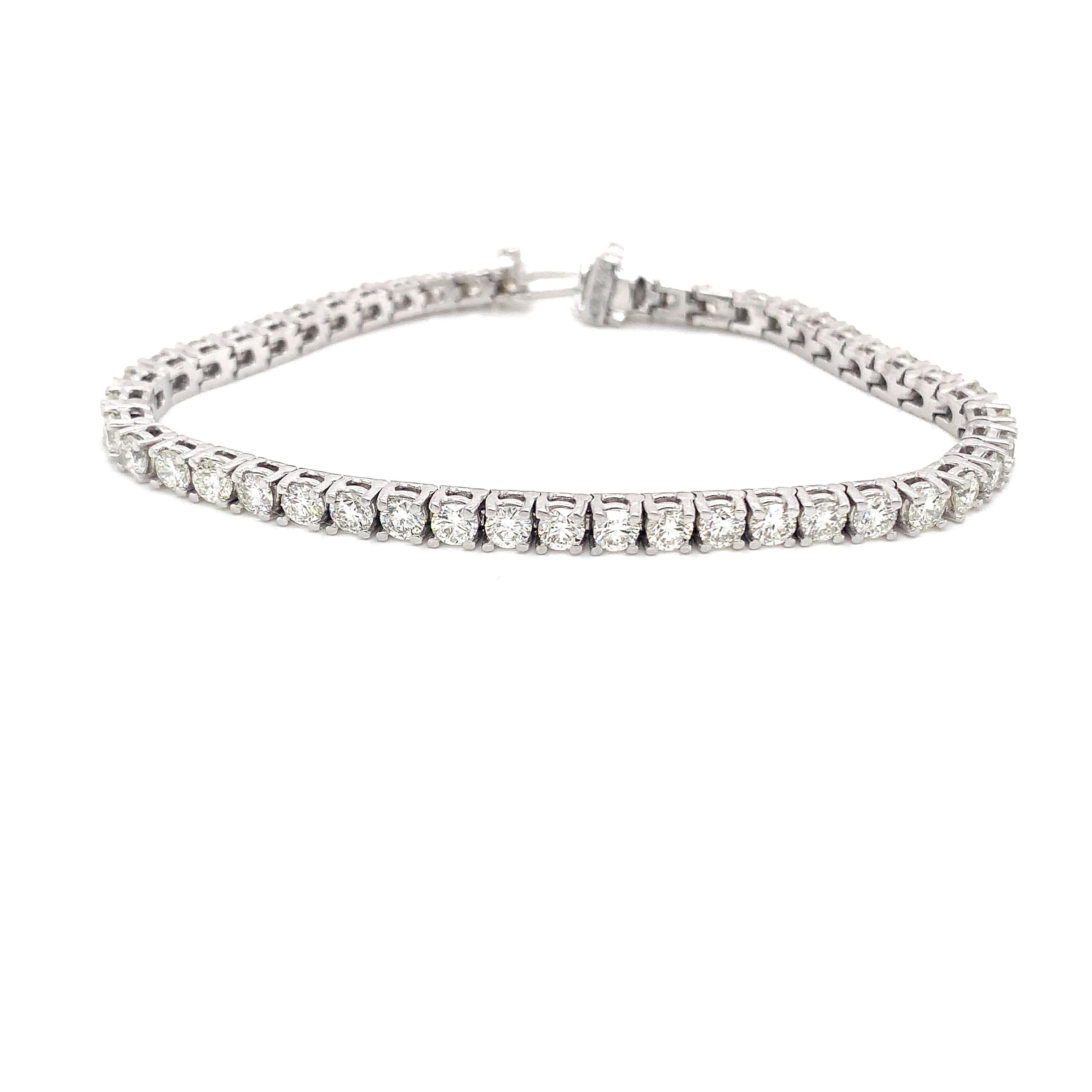 48 pieces of round diamonds weighing 7.00 cts
Color: I
Clarity: SI1
Size: 7 inches
Set in 14K white gold bracelet