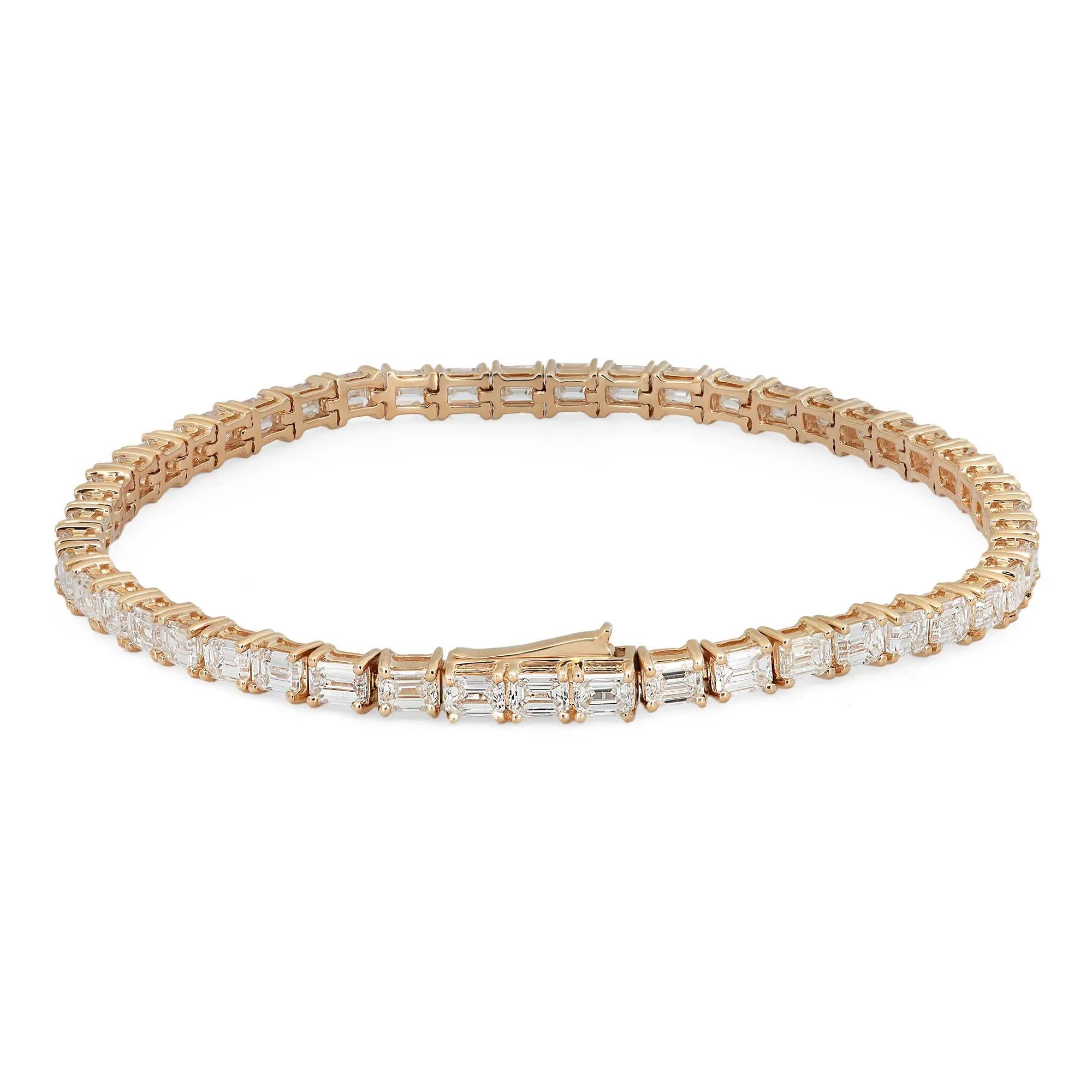 Nous vous présentons notre superbe bracelet de tennis est-ouest en diamant taille émeraude de 7,00 carats, une pièce audacieuse et captivante d'un luxe intemporel fabriquée en or jaune 18 carats radieux. La pièce maîtresse de ce bracelet est