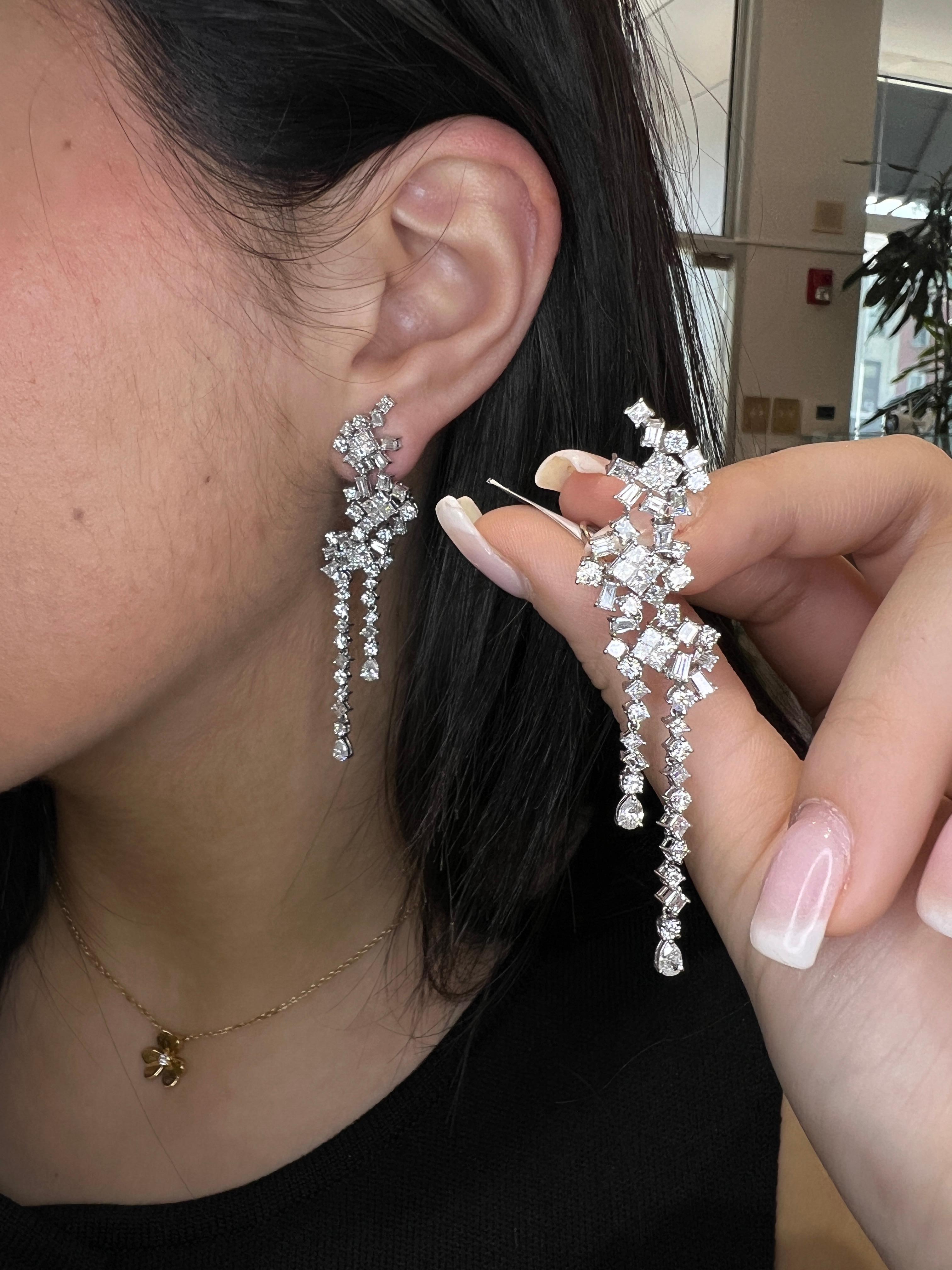 Ein fabelhaftes Paar gemischter Diamanten in Form und Schliff, Ohrringe im Winston-Stil, handgefertigt aus 18 Karat Weißgold (Punze 750). Dieses Stück zeigt alle Aspekte eines schönen Statement-Ohrrings, perfekt für eine Braut, die Mutter der Braut,