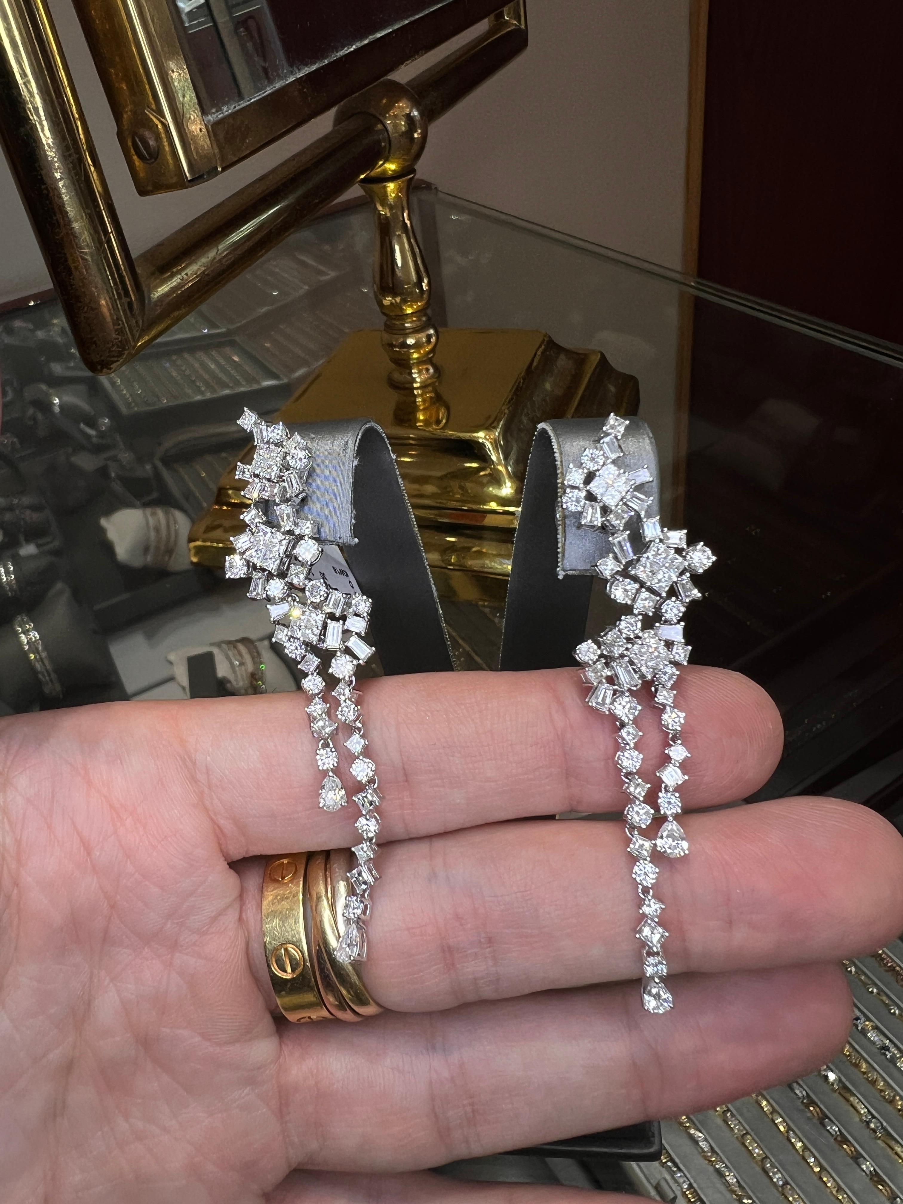 7,00 Karat Fancy Mixed Shape 18k Weißgold und weißer Diamant Langer Tropfenohrring (Zeitgenössisch) im Angebot