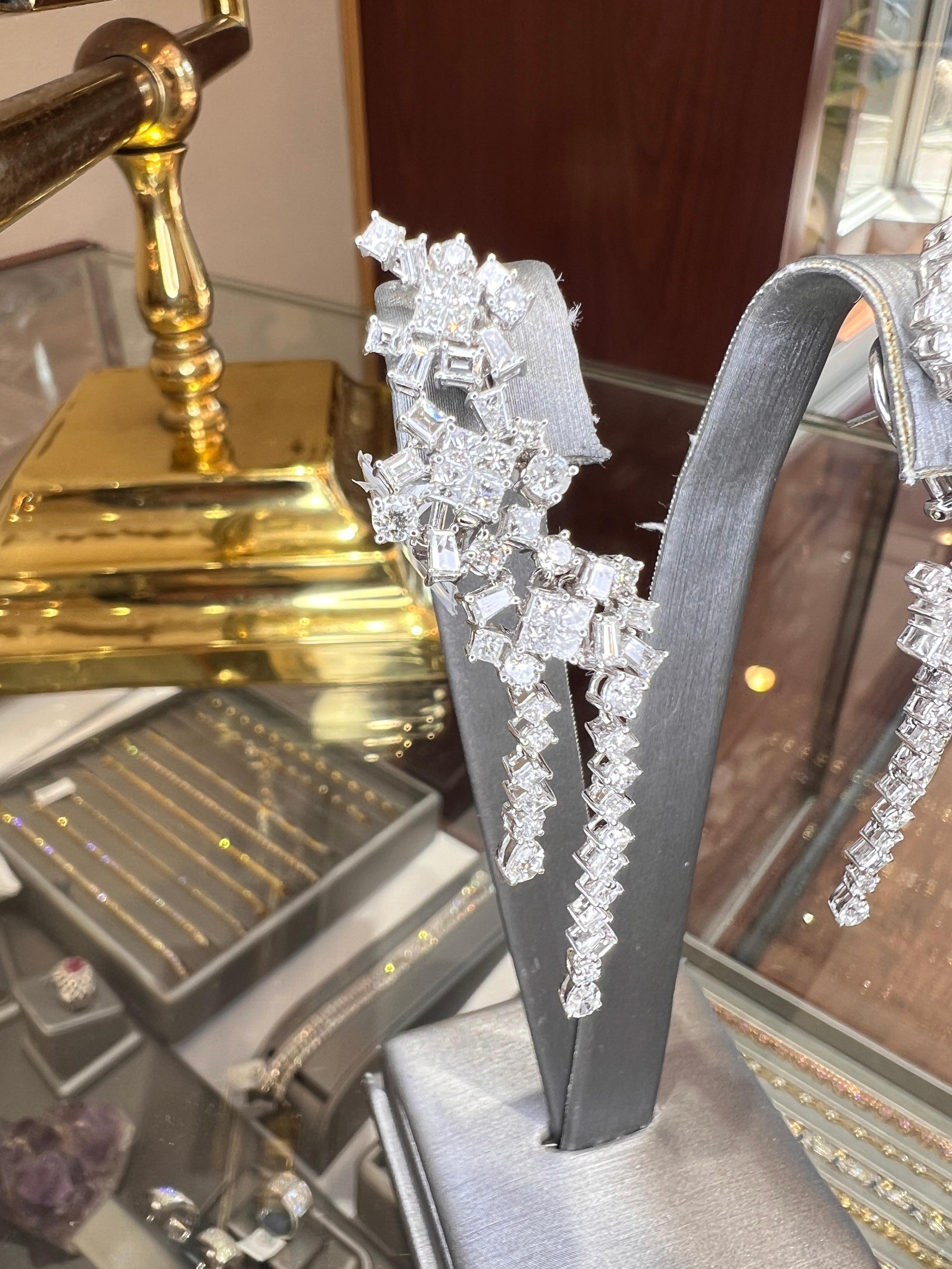 7,00 Karat Fancy Mixed Shape 18k Weißgold und weißer Diamant Langer Tropfenohrring (Rundschliff) im Angebot