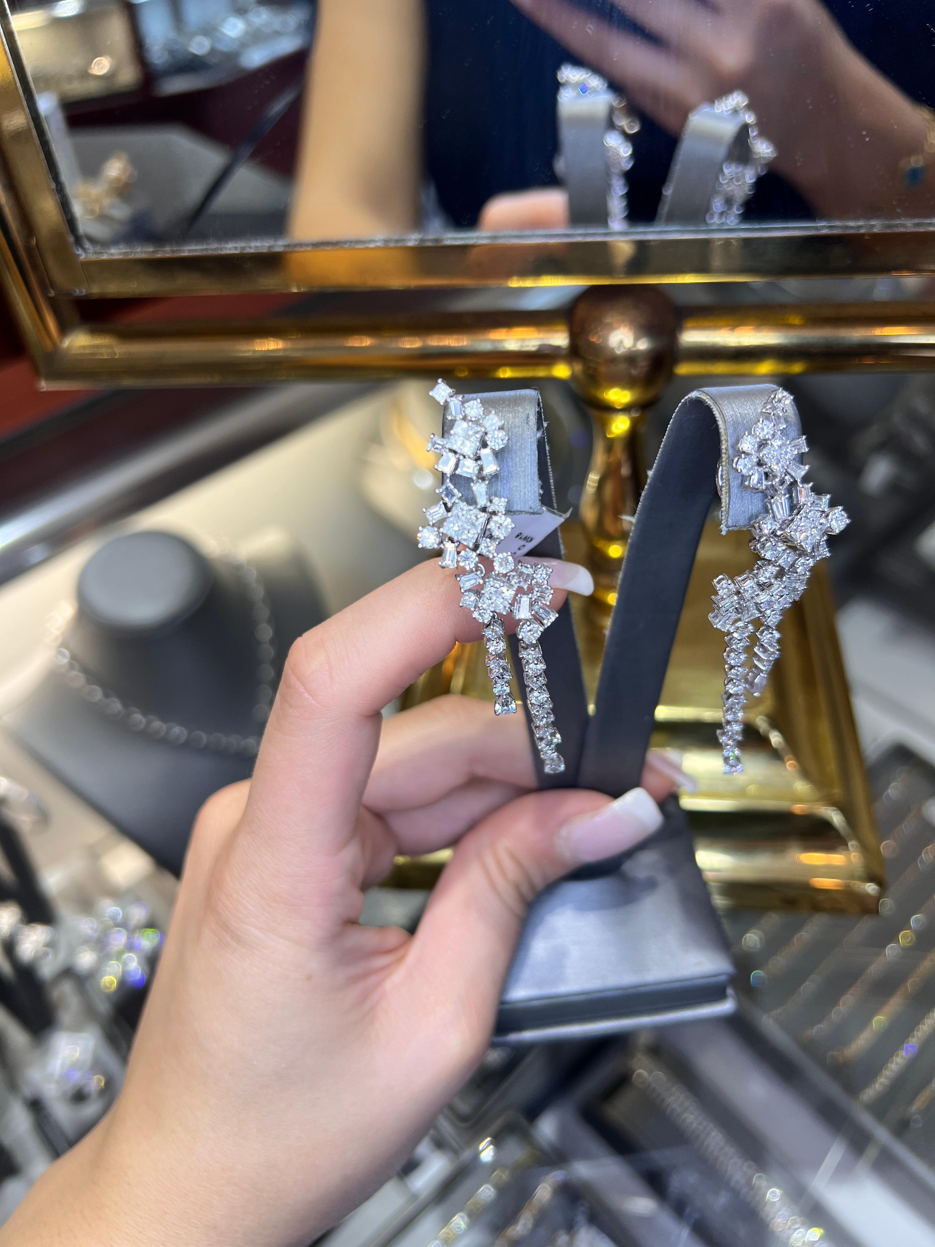 7,00 Karat Fancy Mixed Shape 18k Weißgold und weißer Diamant Langer Tropfenohrring im Zustand „Neu“ im Angebot in Great Neck, NY