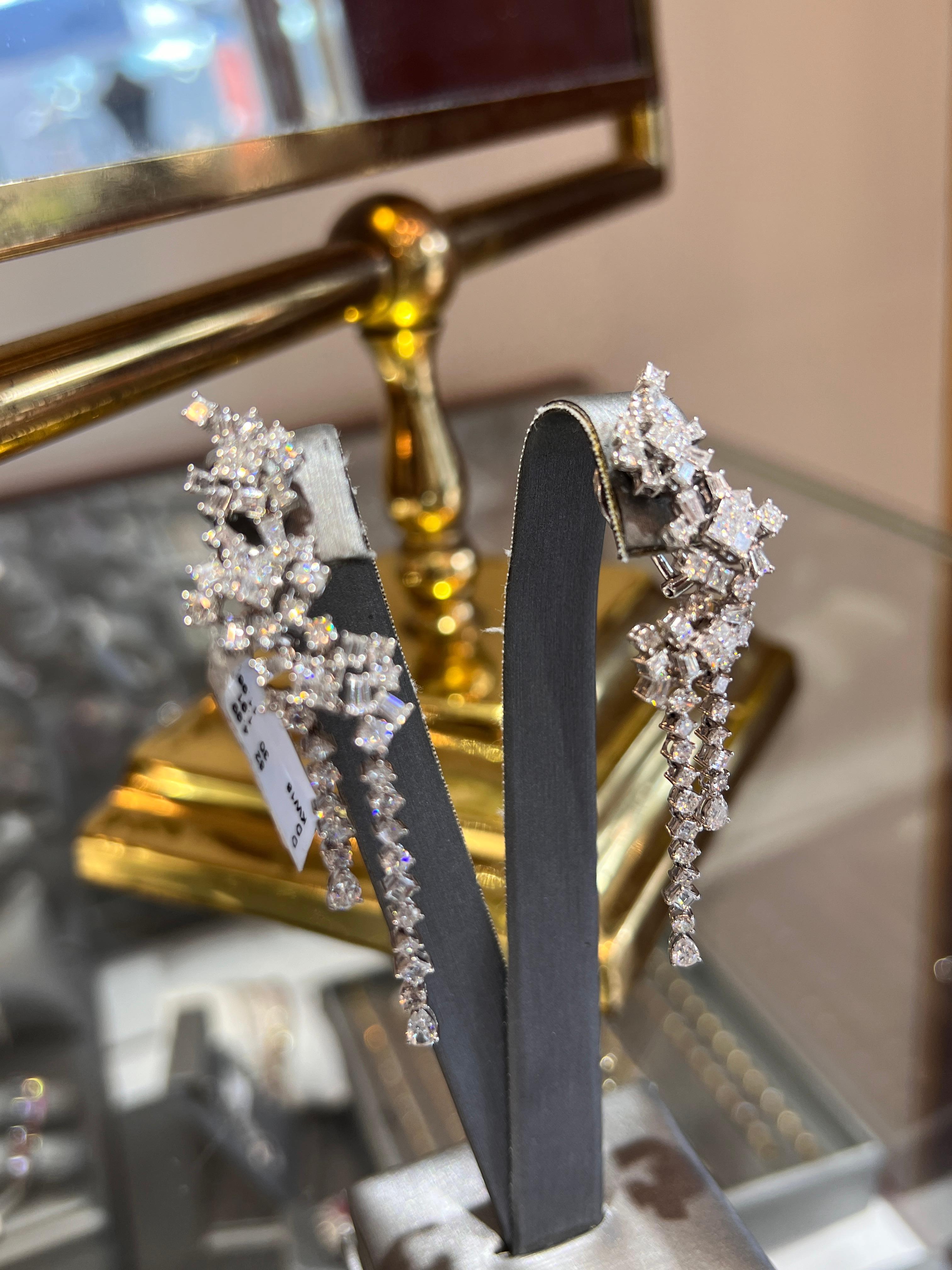 7,00 Karat Fancy Mixed Shape 18k Weißgold und weißer Diamant Langer Tropfenohrring Damen im Angebot