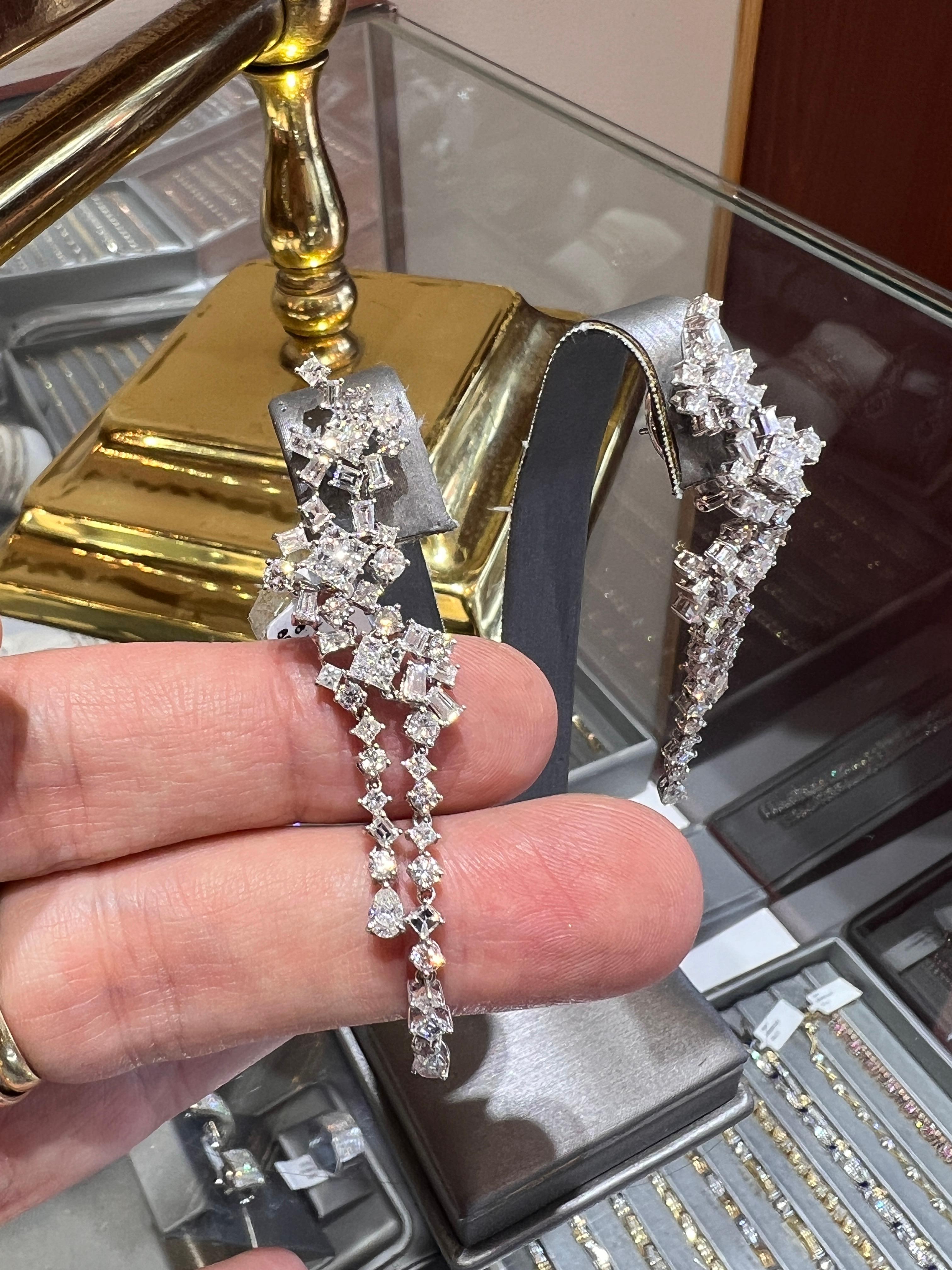 7,00 Karat Fancy Mixed Shape 18k Weißgold und weißer Diamant Langer Tropfenohrring im Angebot 1