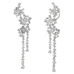 Longues boucles d'oreilles fantaisie en or blanc 18 carats et diamants blancs de forme mixte de 7,00 carats