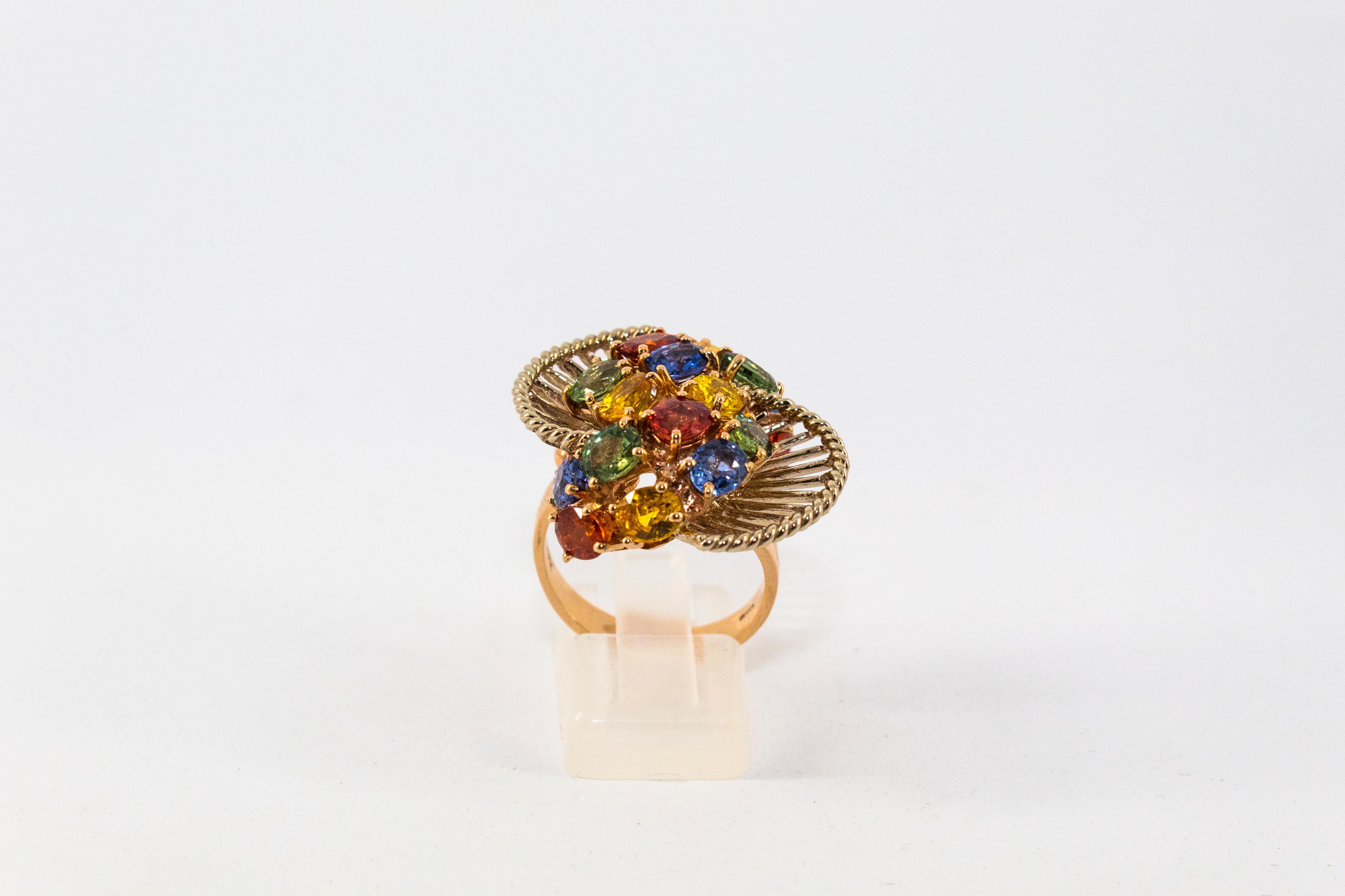 Dieser Ring ist aus 14K Gelbgold gefertigt.
Dieser Ring hat 7,00 Karat grüne, gelbe und blaue Saphire.

Dieser Ring ist vom Art Deco inspiriert.

Größe ITA: 16 USA: 7.5

Da wir eine Werkstatt sind, ist jedes Stück handgefertigt, anpassbar und in der