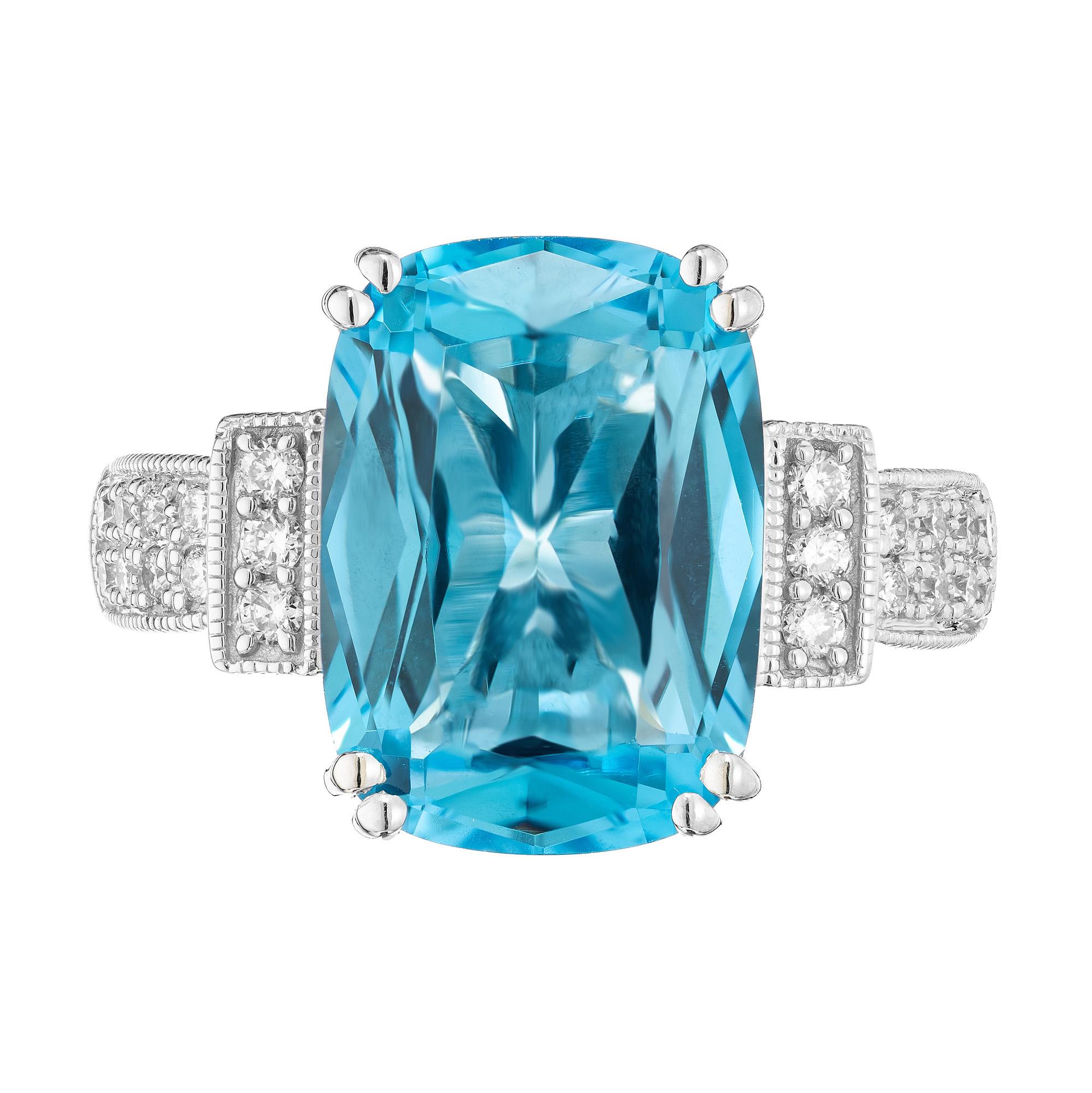 Heller und klarer Londoner Blautopas und Diamantring. 7,00ct Topas im Kissenschliff, eingefasst in einen schönen Ring aus 18 Karat Weißgold, akzentuiert mit 42 runden Diamanten im Brillantschliff. Dieser Ring verfügt über doppelte Zacken an jeder
