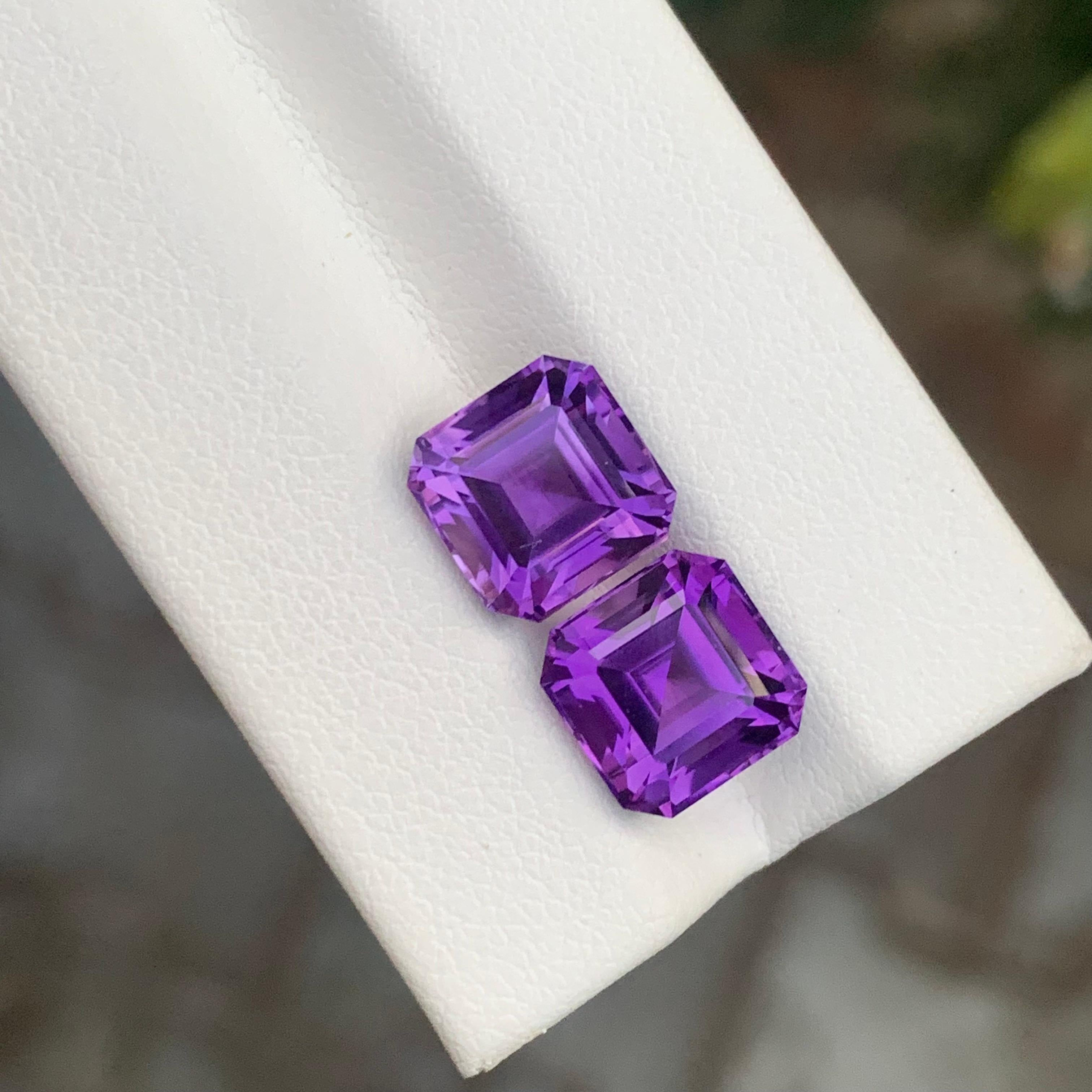 A. Stone: Coppia di ametiste 

Peso : 7,00 Carati
Dimensioni: 8,5 x 8,5 x 7,1 mm e 
                     8.5 x 8.5 x 7 Mm 
Origine: Brasile
Forma: Quadrato 
Colore: viola
Trattamento: Non
Certificato: Su richiesta del cliente

L'ametista, una