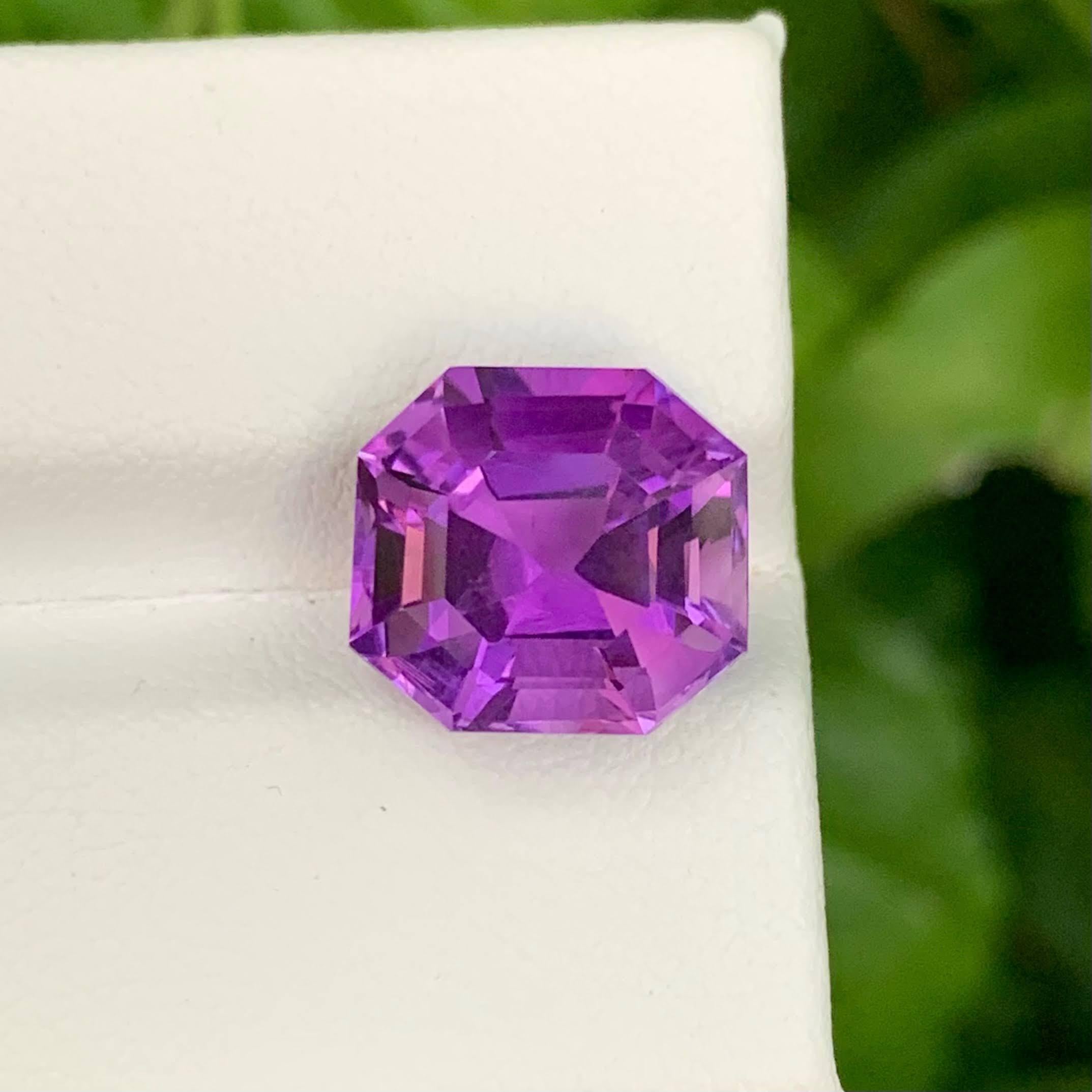 Gewicht 7,00 Karat 
Abmessungen 11,8x10,9x9,1mm
Behandlung Keine 
Herkunft Brasilien 
Klarheit Loup sauber 
Form Schliff Smaragd 





Dieser 7,00 Karat schwere lila Amethyst ist ein auffälliger Edelstein, der Eleganz und Brillanz verkörpert. Der