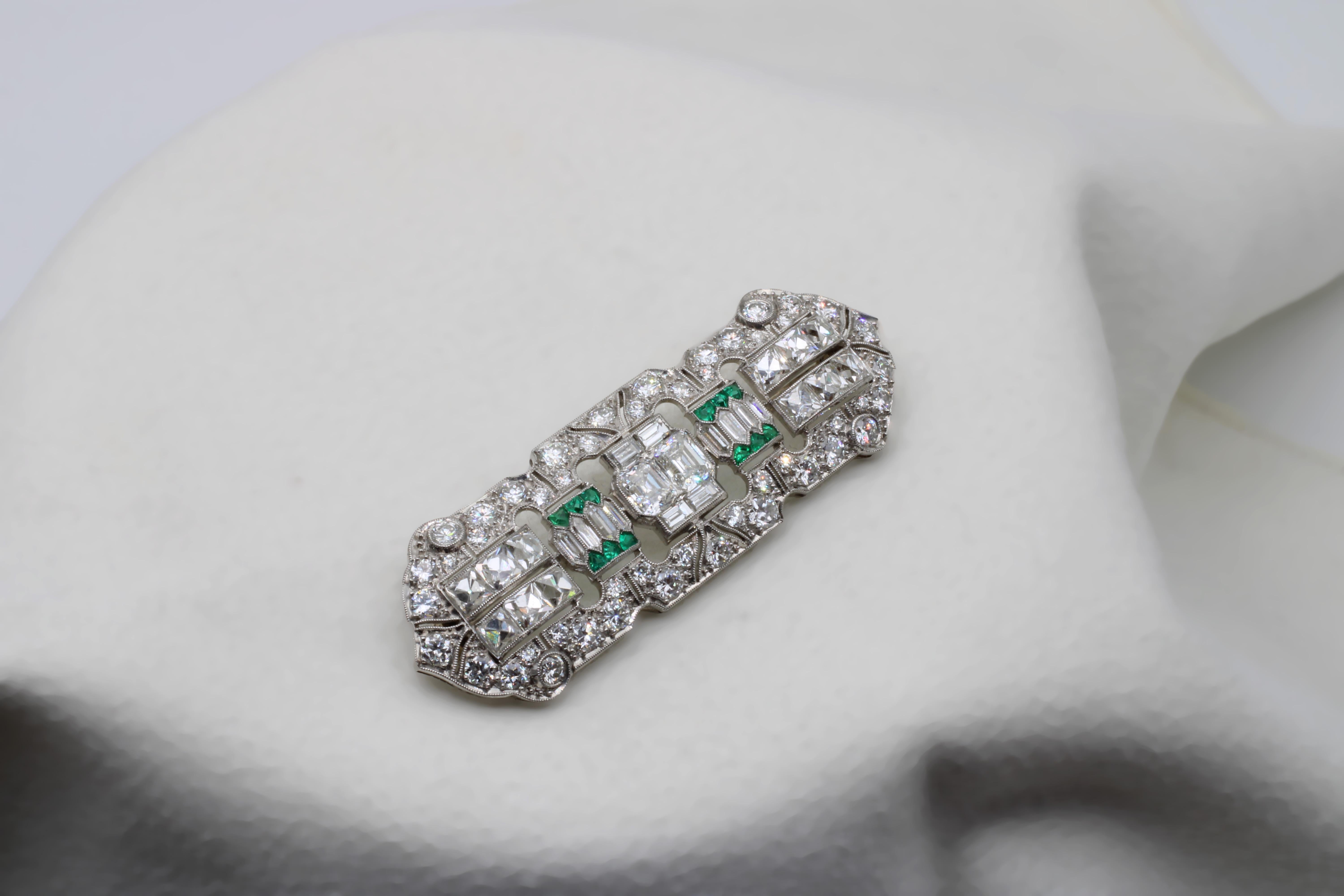 7.00 Carat Old Miner, French Cut & Square Emerald Art Deco Platinum Pin In Excellent Condition For Sale In New York, NY