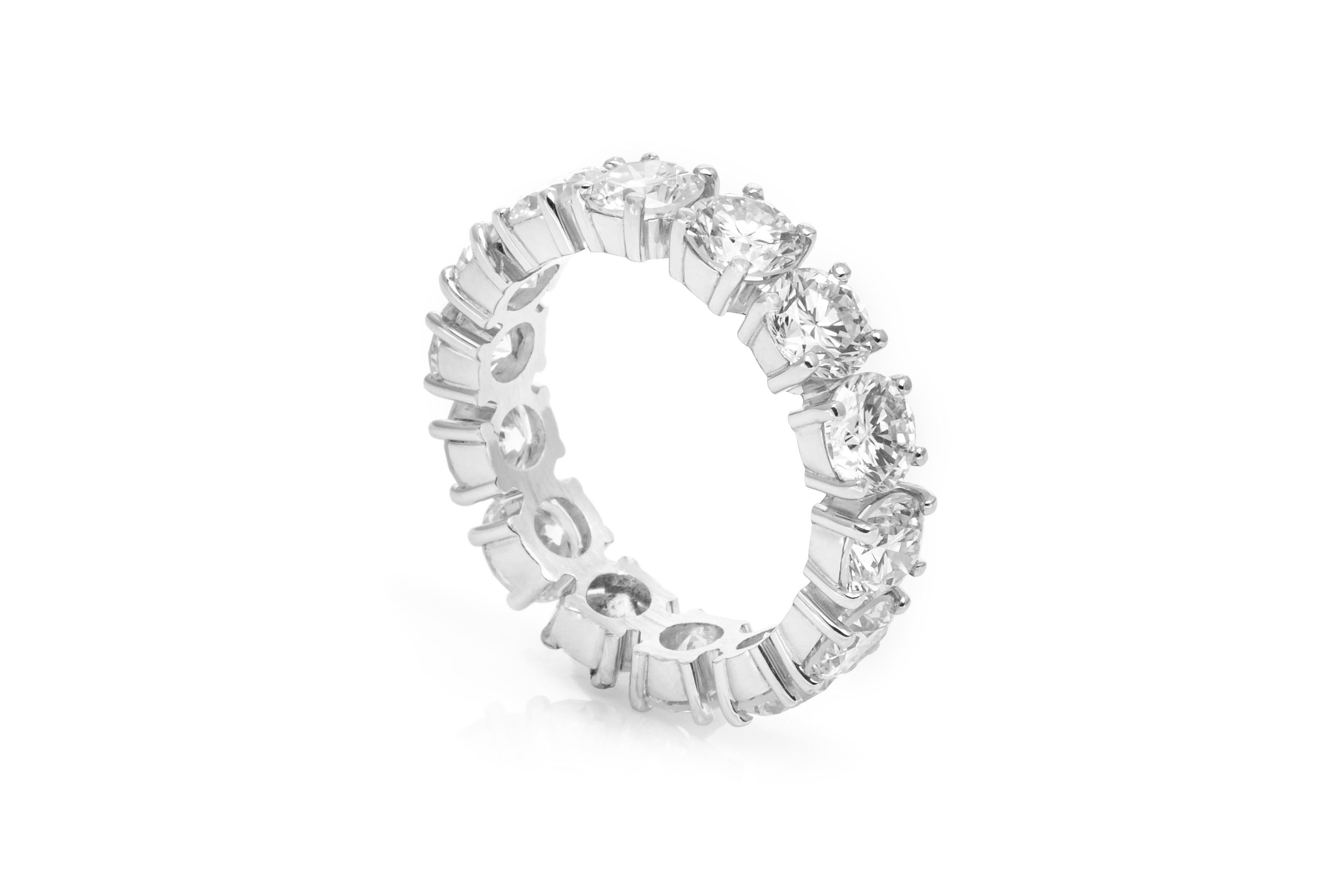 Finamente elaborada en platino con 14 diamantes redondos talla brillante que pesan un total aproximado de 7,00 quilates.
5 mm de ancho
Talla 7 1/2