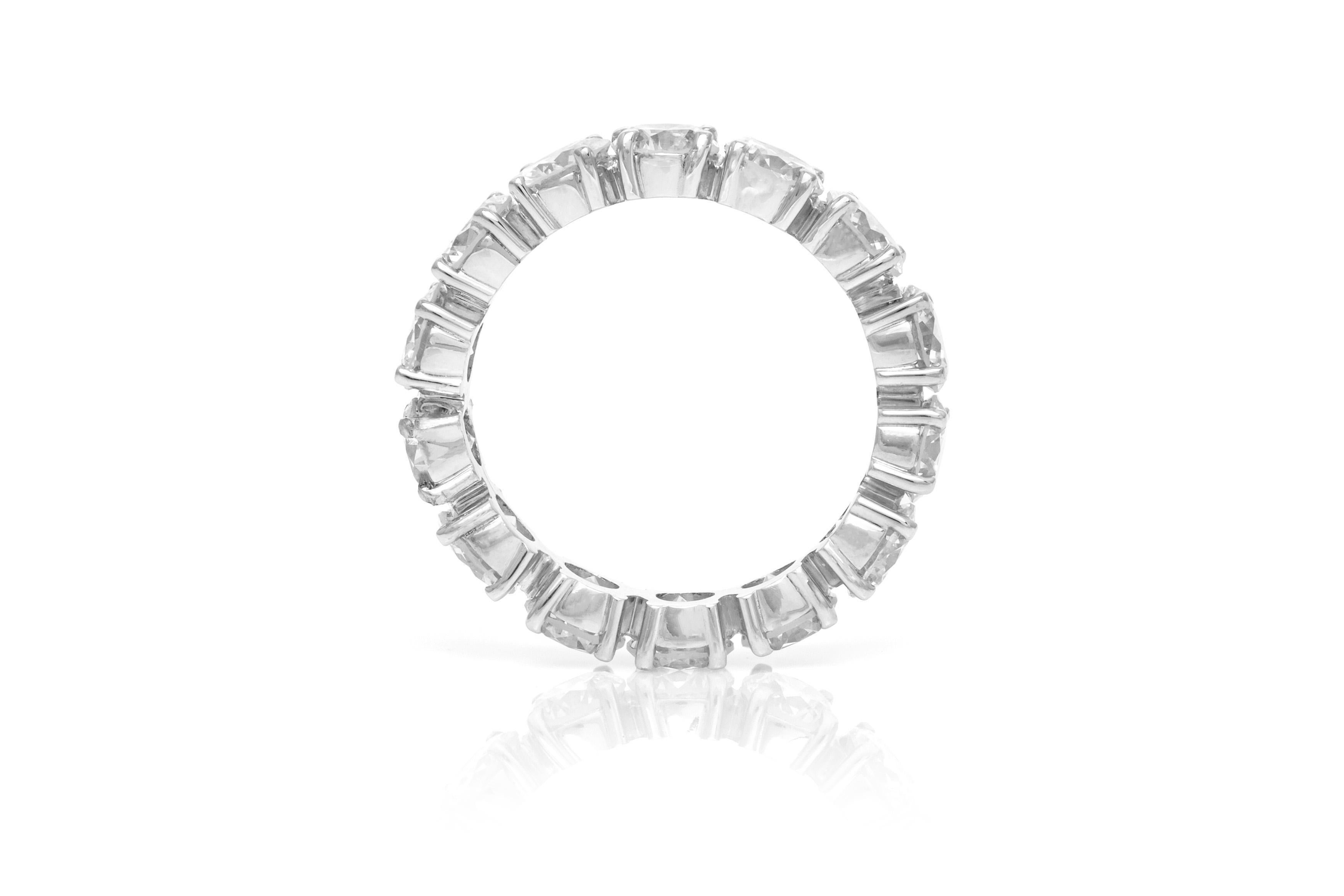 Anillo de eternidad con diamante redondo talla brillante de 7.00 quilates en Bueno estado para la venta en New York, NY