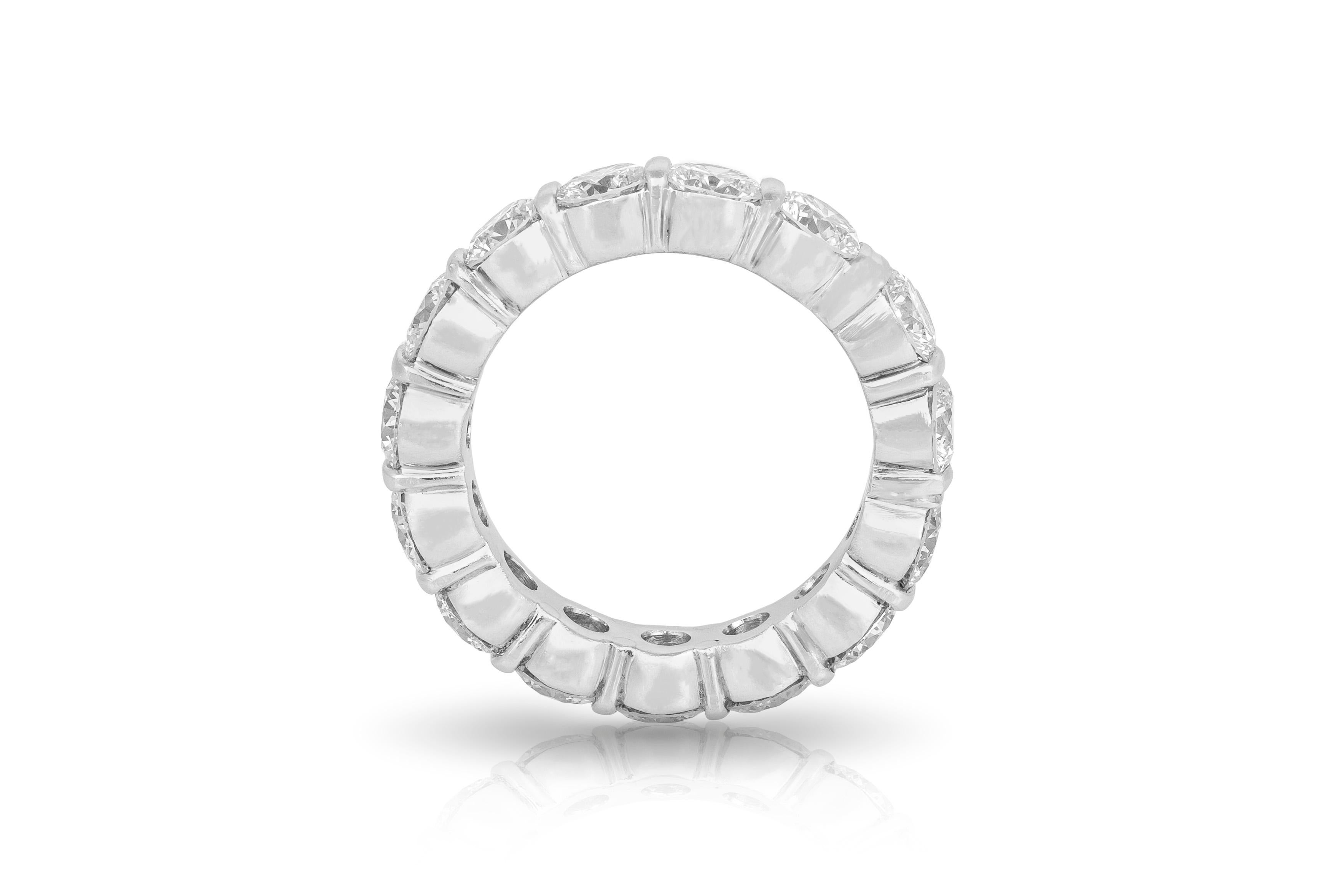 7.00 Carat Round Cut Diamond Eternity Band In Good Condition For Sale In New York, NY
