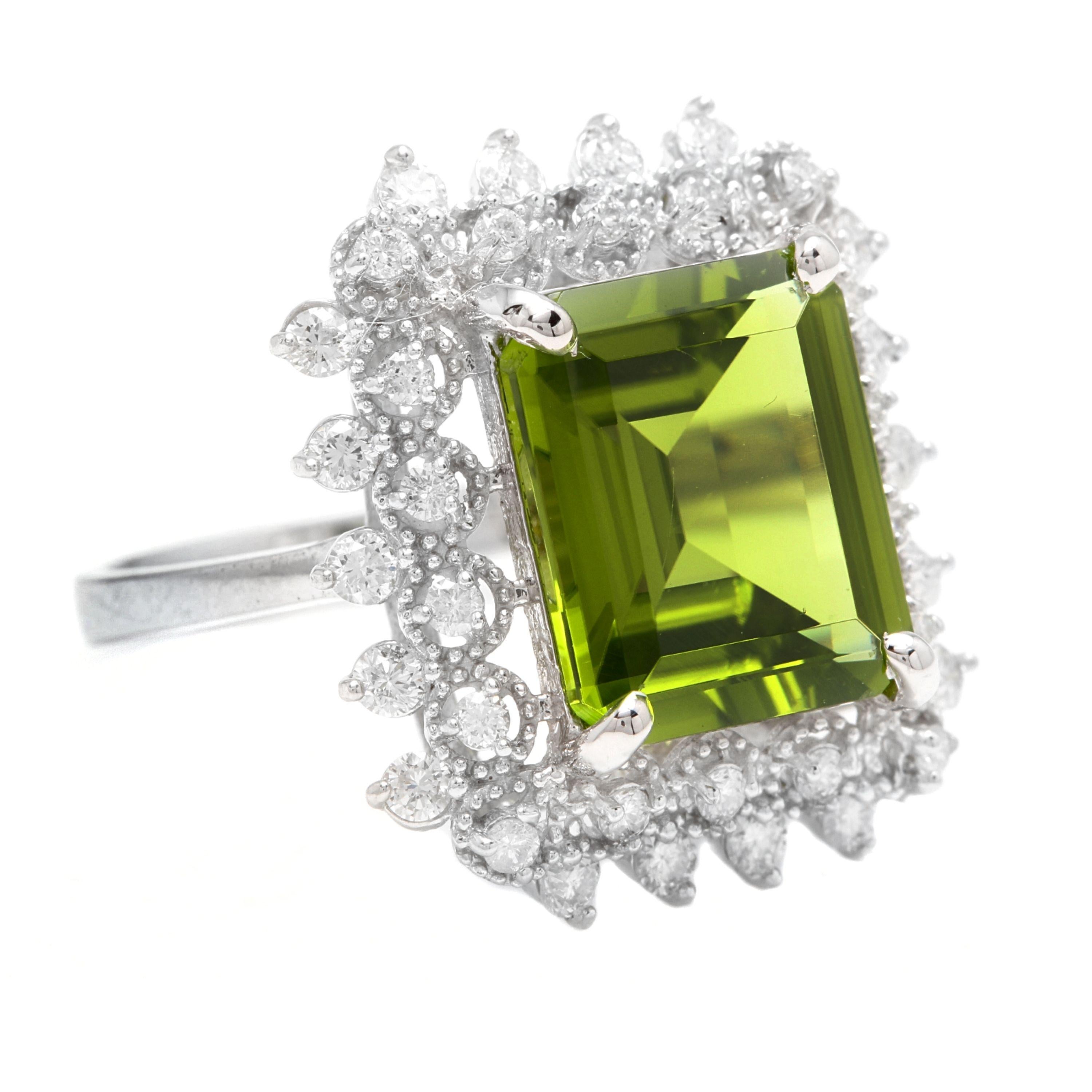 7,00 Karat natürliche sehr schön aussehende Peridot und Diamant 14K Solid White Gold Ring

Gestempelt: 14K

Das Gesamtgewicht des Peridots im Smaragdschliff beträgt: Ca. 6,20 Karat

Peridot Maße: Ca. 12 x 10mm

Natürliche runde Diamanten Gewicht: