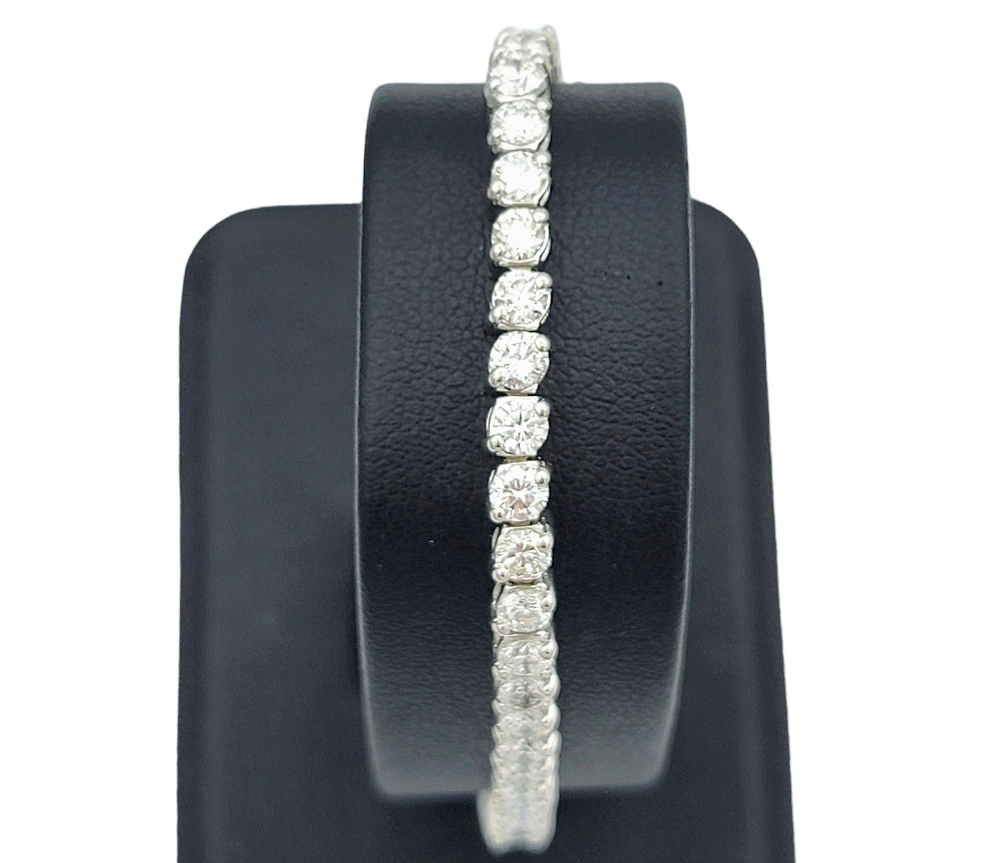 Bracelet tennis en or blanc 18 carats avec diamants brillants ronds de 7,00 carats au total en vente 3