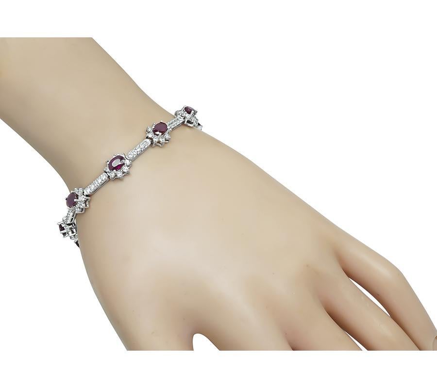 Dies ist ein wunderschönes Armband aus 14k Weißgold. Das Armband ist mit schönen oval geschliffenen Burma-Rubinen besetzt, die etwa 7.00ct wiegen. Die Rubine werden durch funkelnde, rund geschliffene Diamanten mit einem Gewicht von ca. 3.00ct