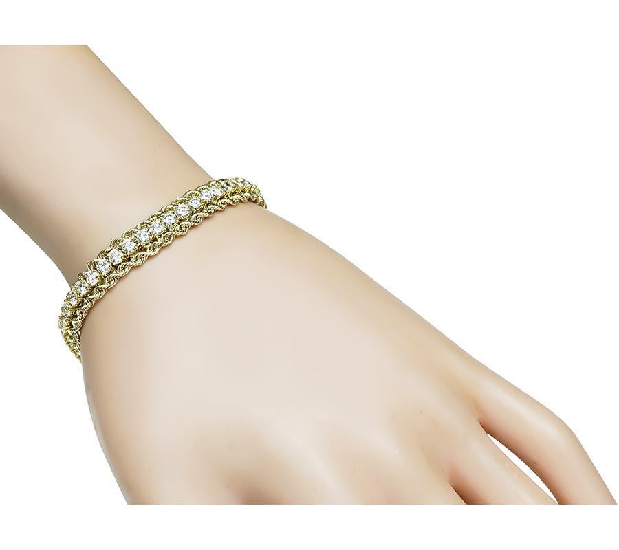 Se trata de una impresionante pulsera de oro amarillo de 14 quilates. La pulsera está engastada con brillantes diamantes de talla redonda que pesan aproximadamente 7.00 ct. El color de estos diamantes es G con claridad VS. La pulsera mide 8,5 mm de