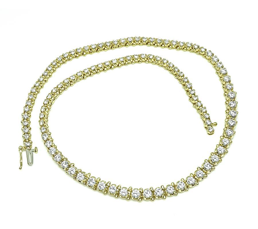 Voici un magnifique collier de tennis en or jaune 14k. Le collier est serti de diamants ronds étincelants pesant environ 7.00 carats. La couleur de ces diamants est G-H et leur pureté VS. Le collier a une largeur qui va en s'amenuisant de 3 à 6 mm.