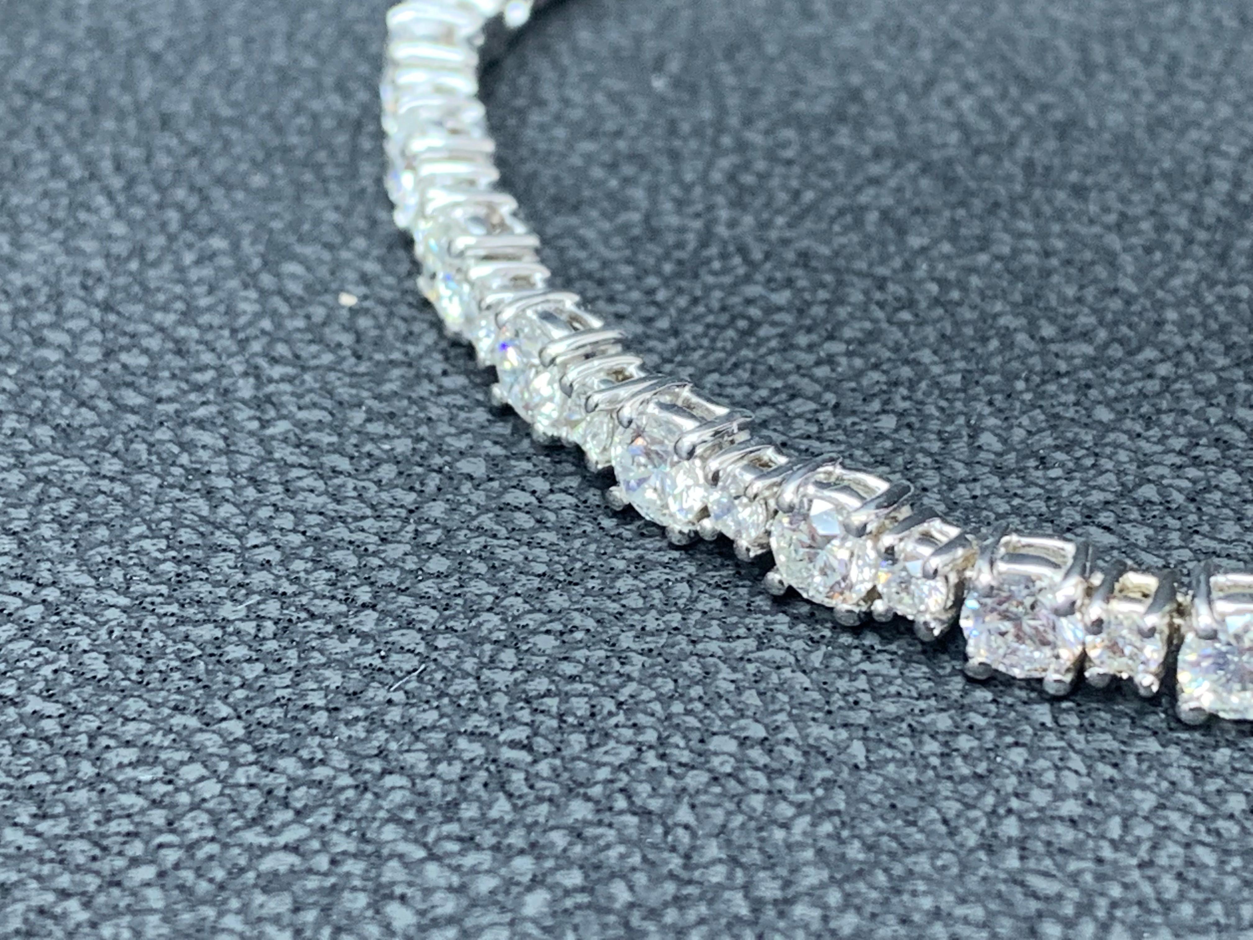 Bracelet tennis en or blanc 14 carats avec diamants taille brillant de 7,01 carats en vente 9