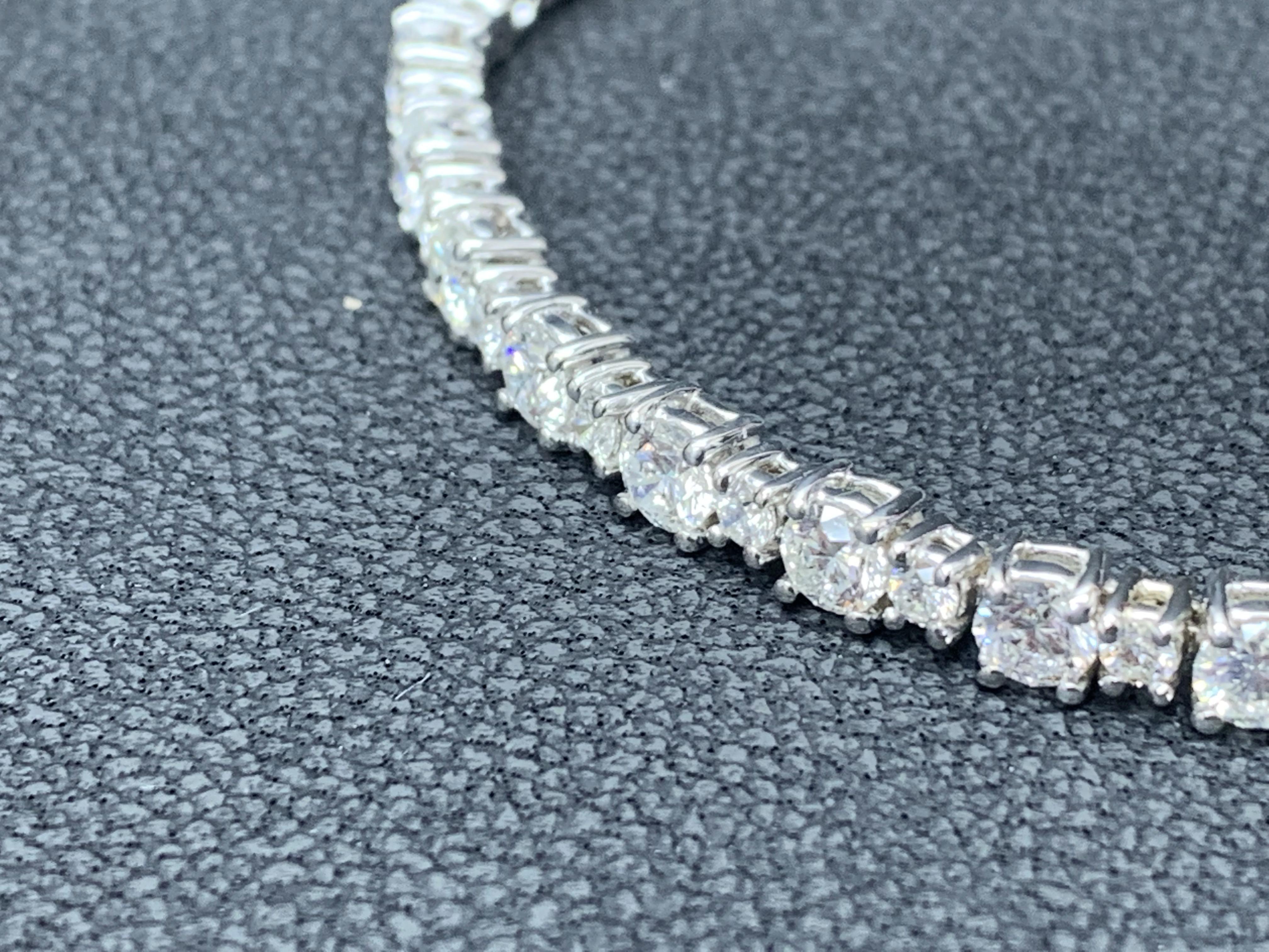 Bracelet tennis en or blanc 14 carats avec diamants taille brillant de 7,01 carats en vente 10