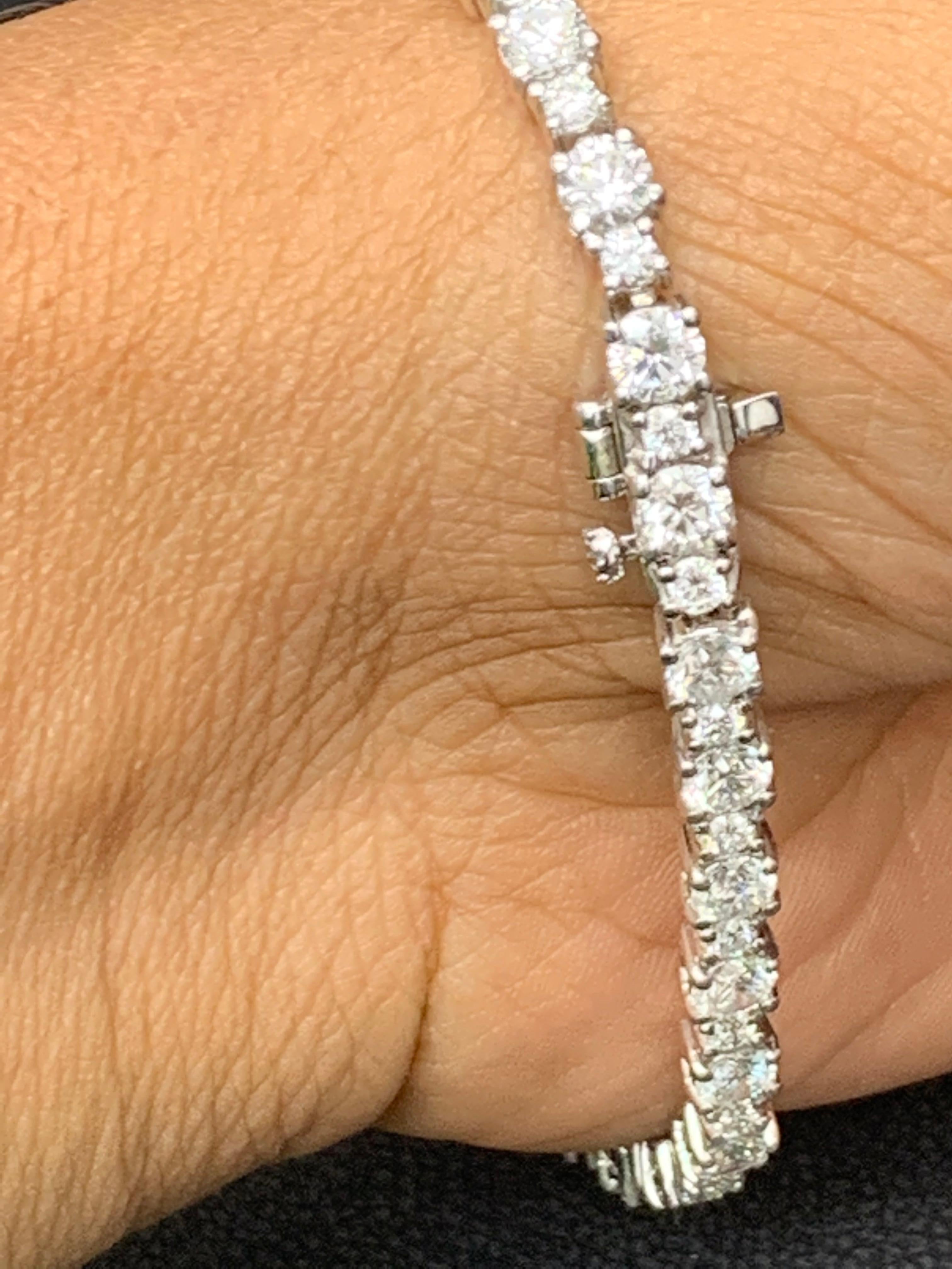 Bracelet tennis en or blanc 14 carats avec diamants taille brillant de 7,01 carats en vente 1