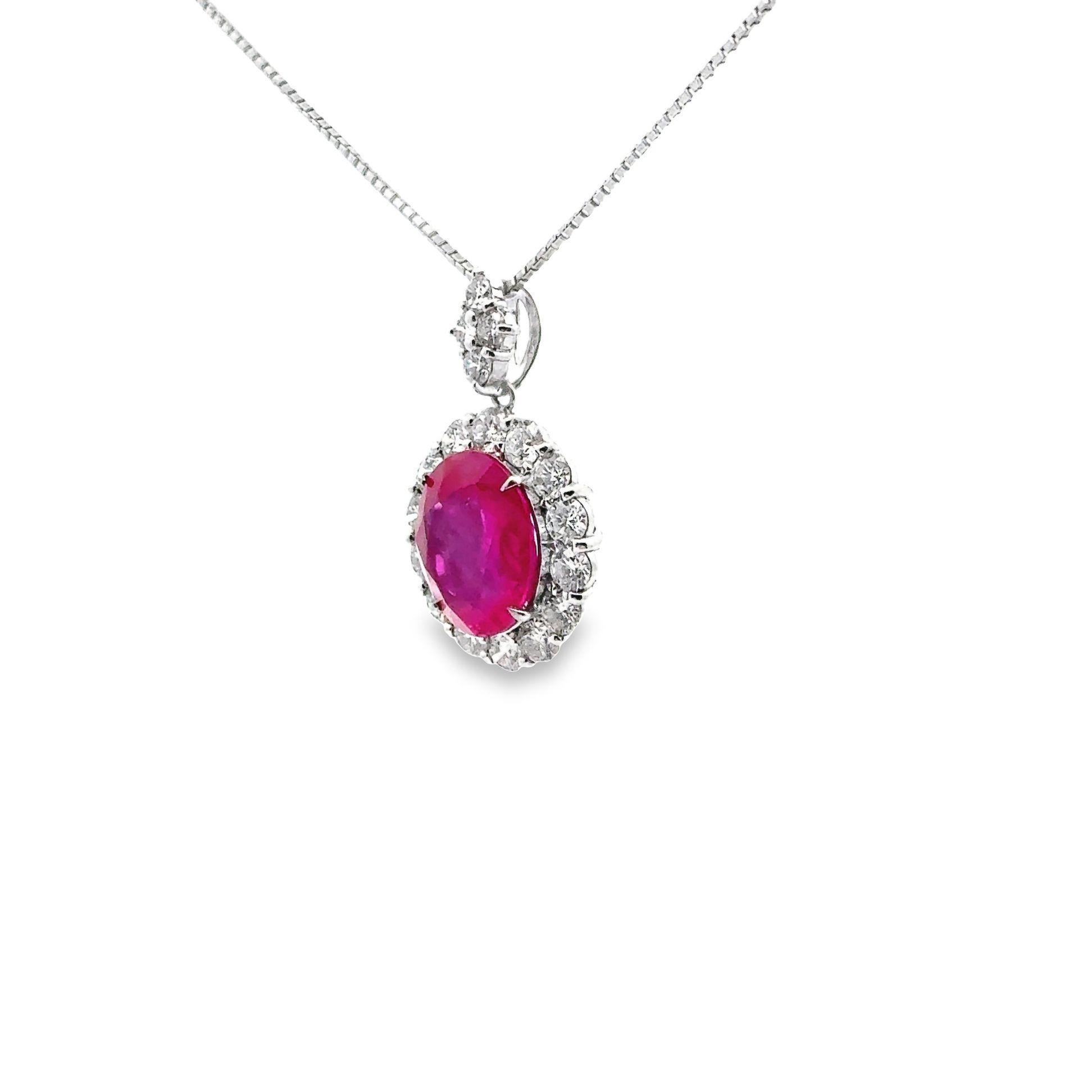 Contemporaneo Collana con ciondolo in platino con diamante aureolato di rubino birmano da 7,01 carati, certificato GRS in vendita