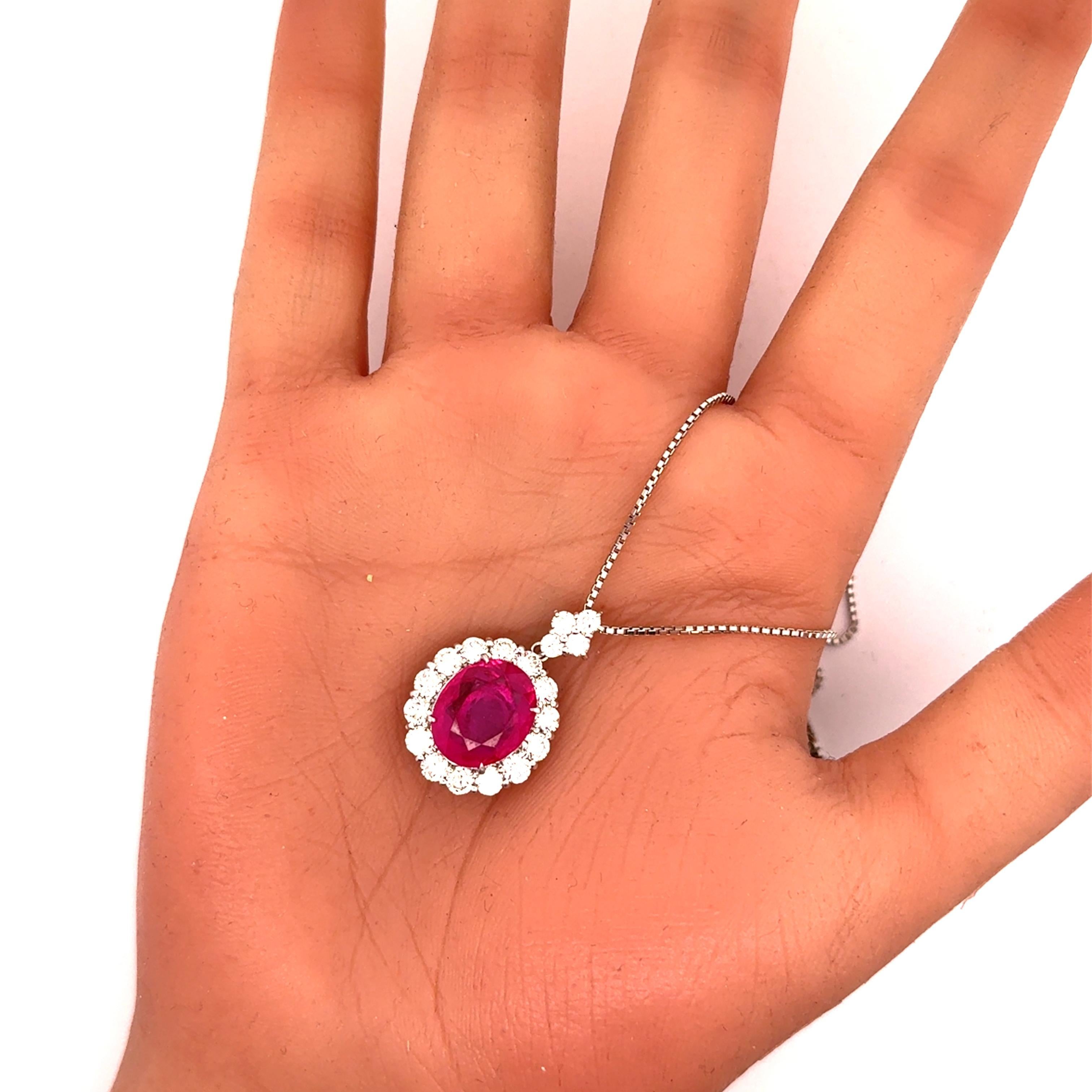 Collana con ciondolo in platino con diamante aureolato di rubino birmano da 7,01 carati, certificato GRS In condizioni Nuovo in vendita a Beverly Hills, CA