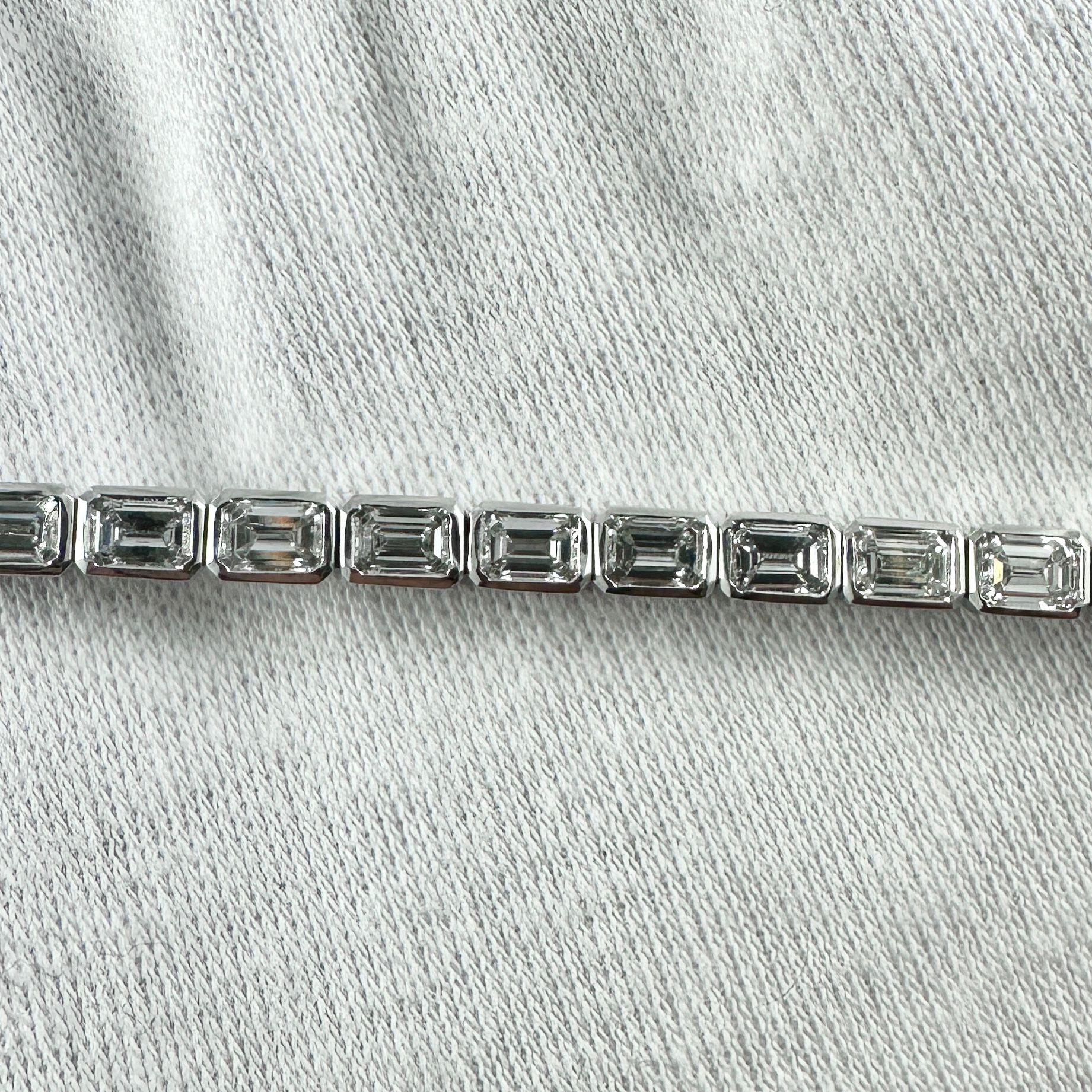 Contemporaneo Bracciale da tennis East-West con diamanti taglio smeraldo da 7,01 carati in oro bianco 14K, 7 In in vendita