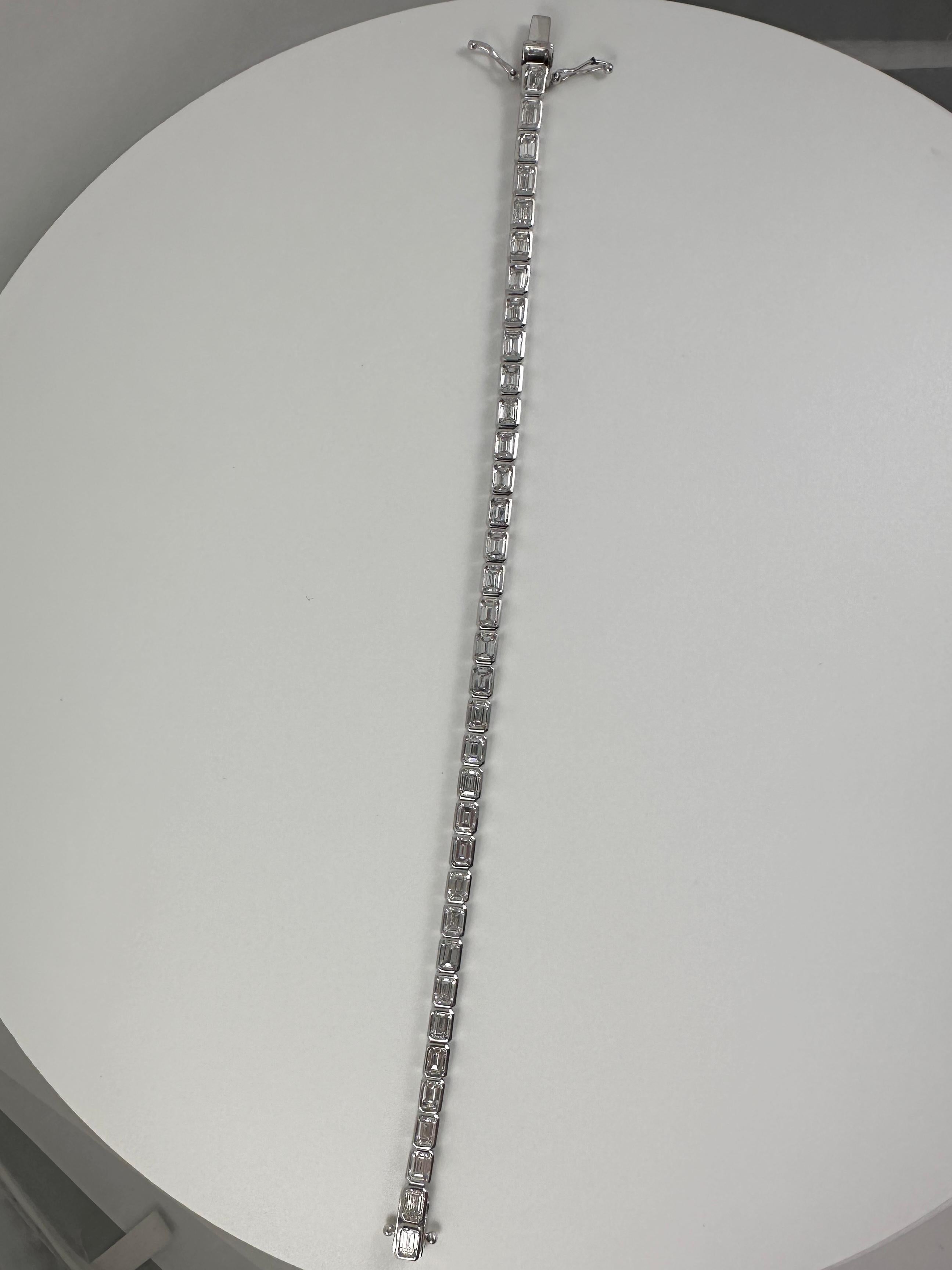 Bracciale da tennis East-West con diamanti taglio smeraldo da 7,01 carati in oro bianco 14K, 7 In In condizioni Nuovo in vendita a New York, NY
