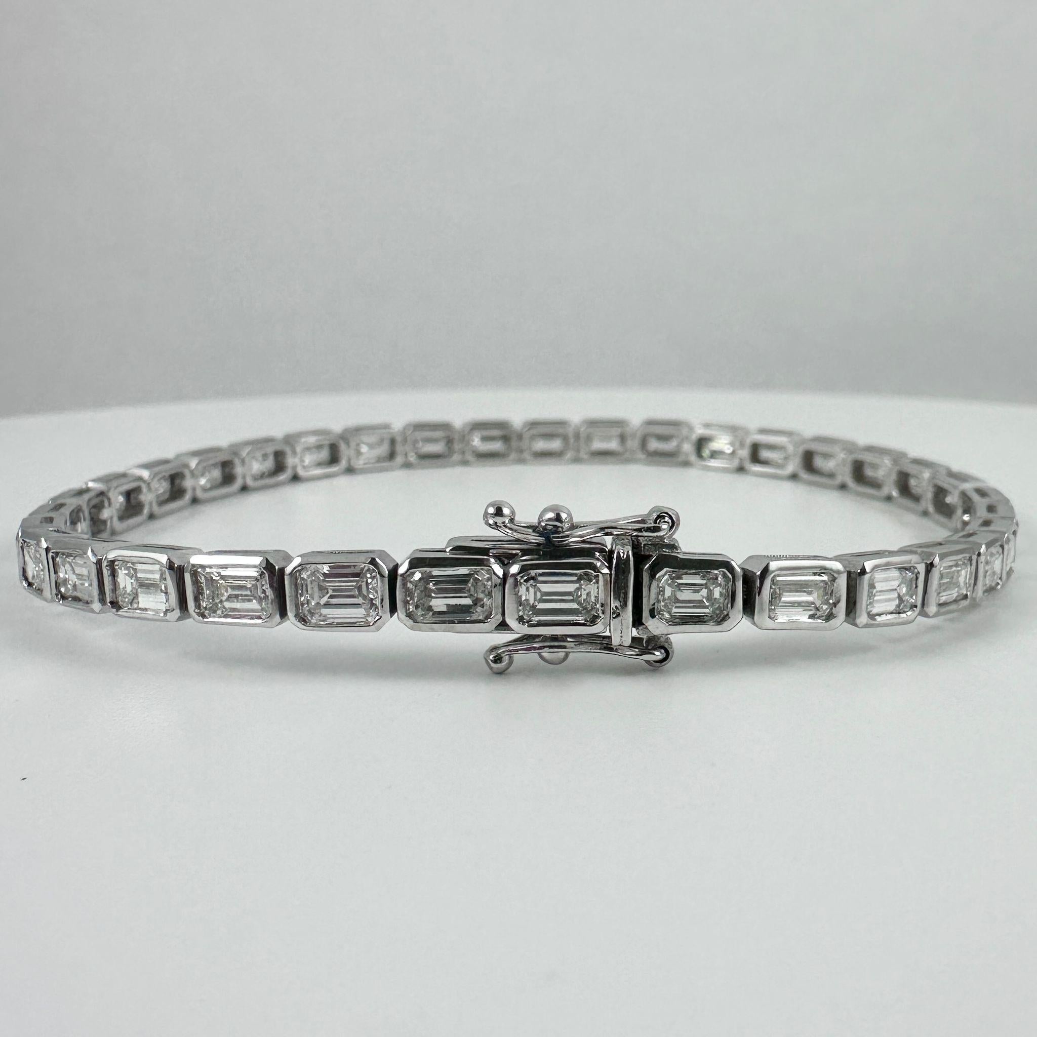 da uomo o donna Bracciale da tennis East-West con diamanti taglio smeraldo da 7,01 carati in oro bianco 14K, 7 In in vendita