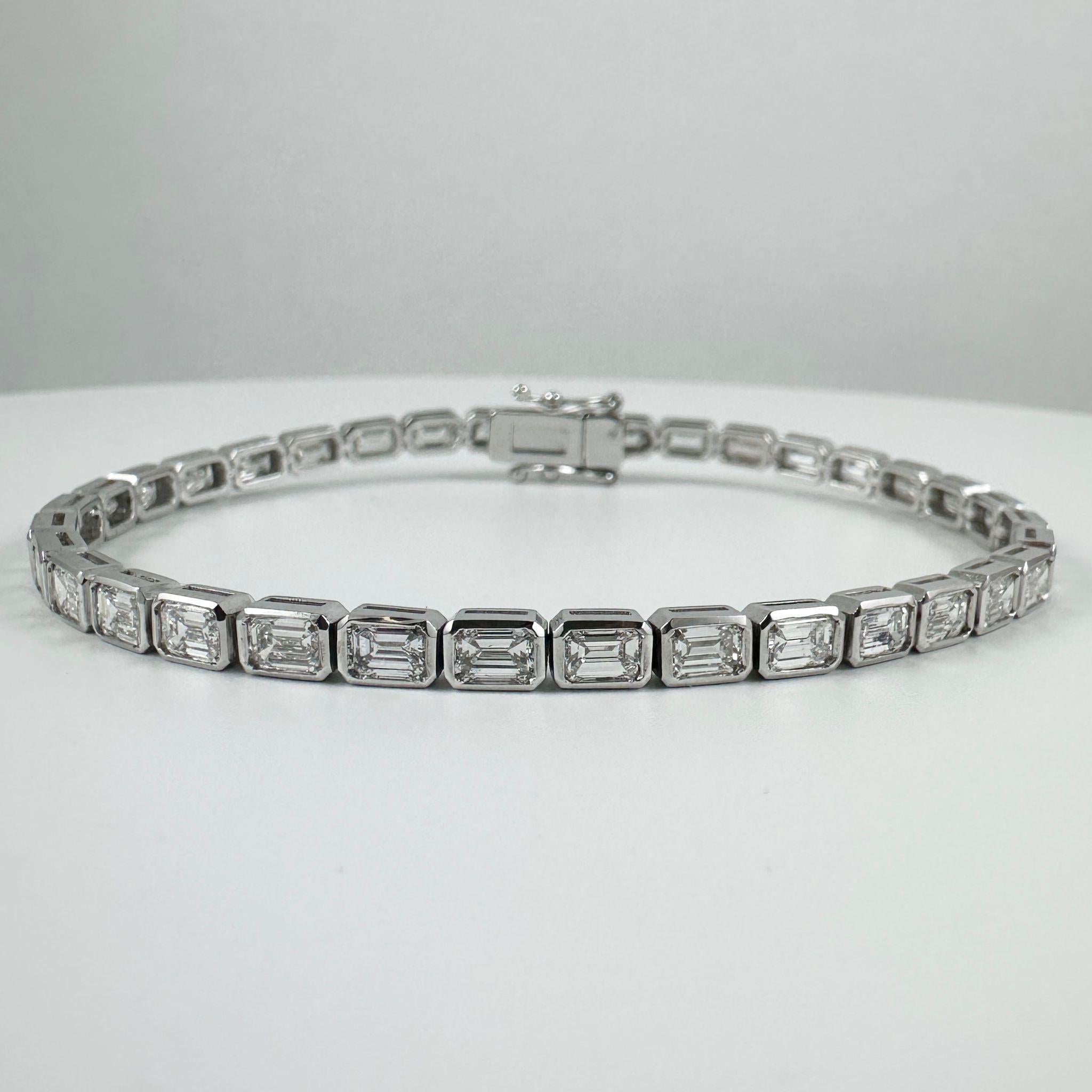 Bracciale da tennis East-West con diamanti taglio smeraldo da 7,01 carati in oro bianco 14K, 7 In in vendita 1
