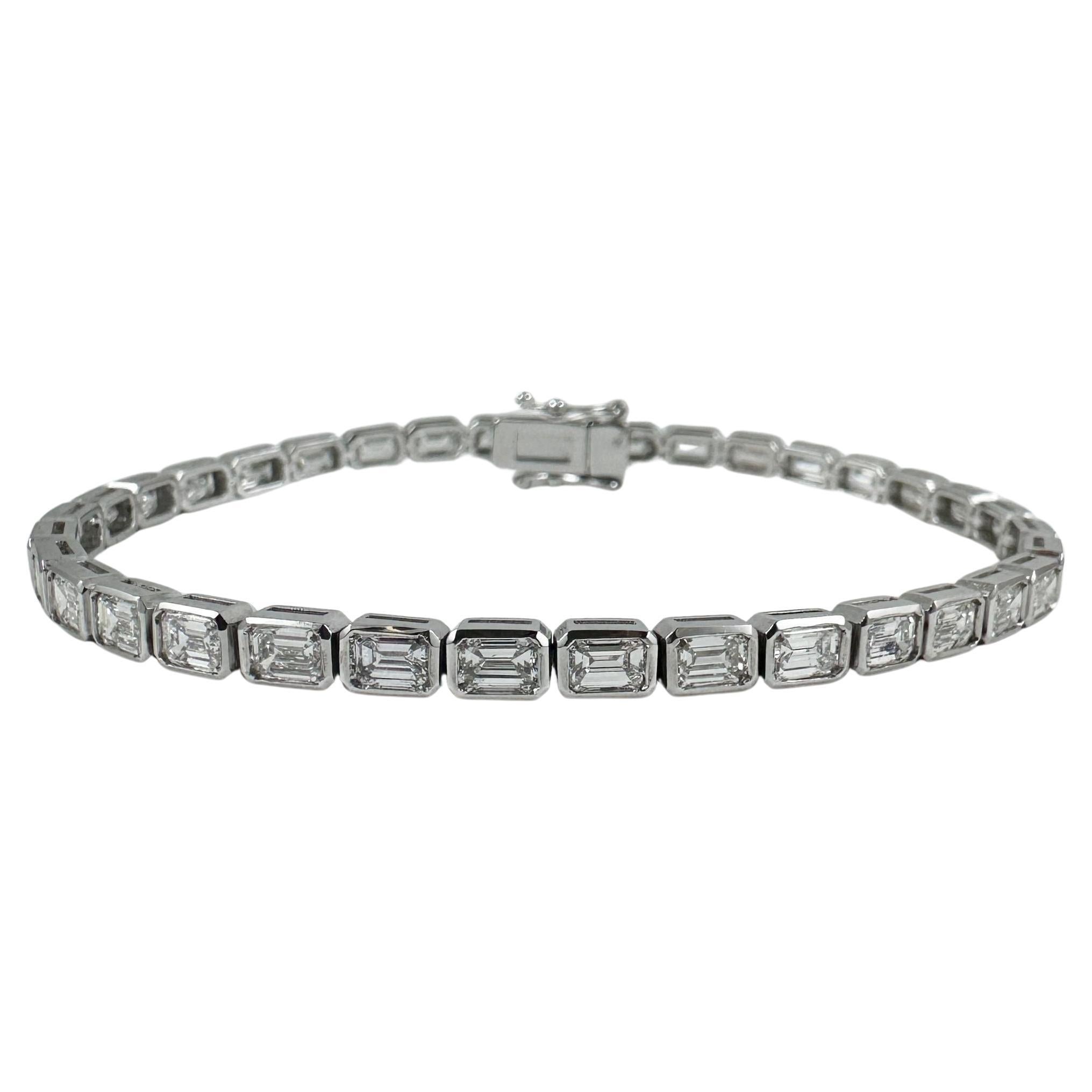 Bracciale da tennis East-West con diamanti taglio smeraldo da 7,01 carati in oro bianco 14K, 7 In in vendita