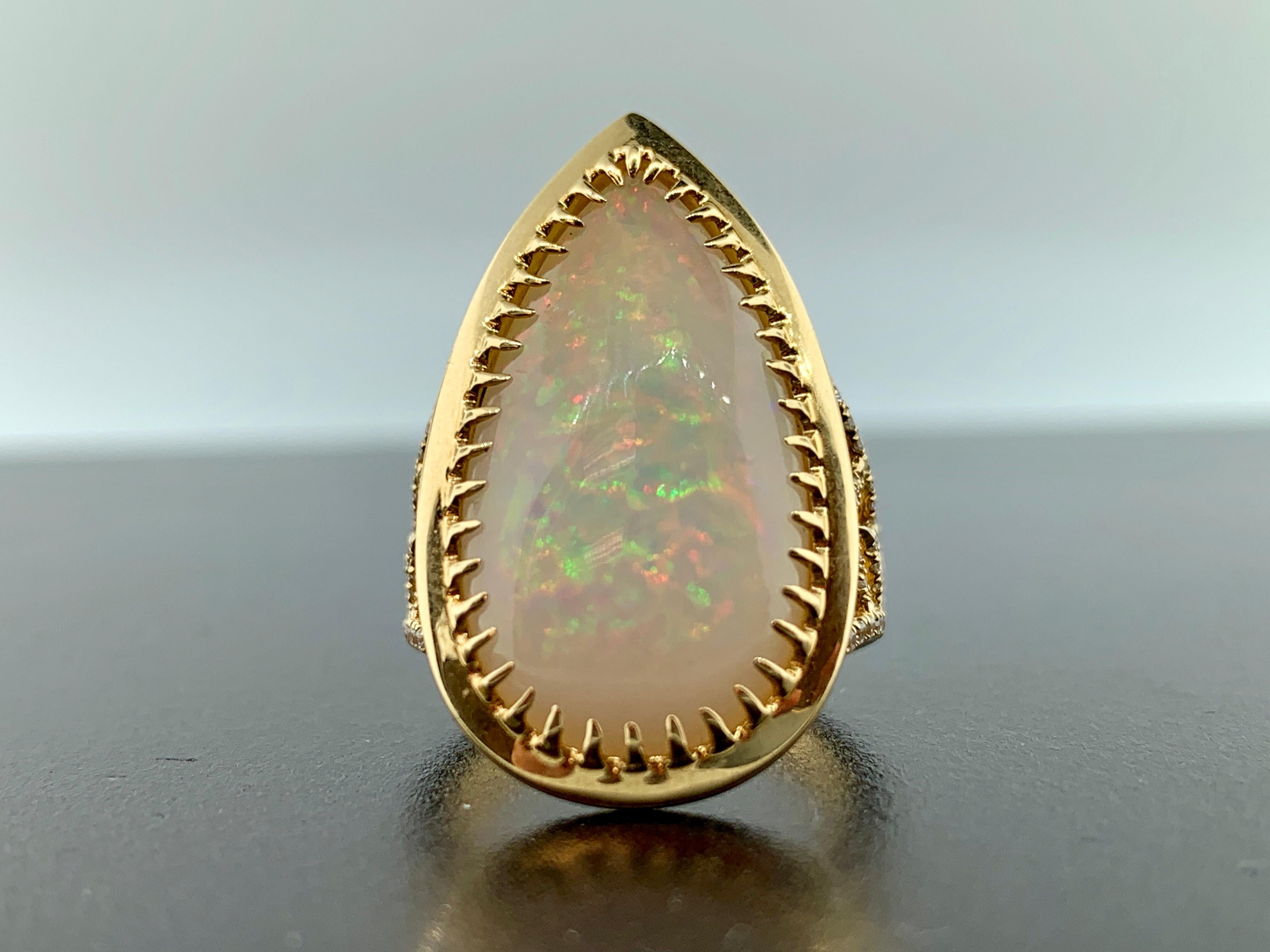 Bague en opale poire éthiopienne de 7,01 carats et diamants en vente 1