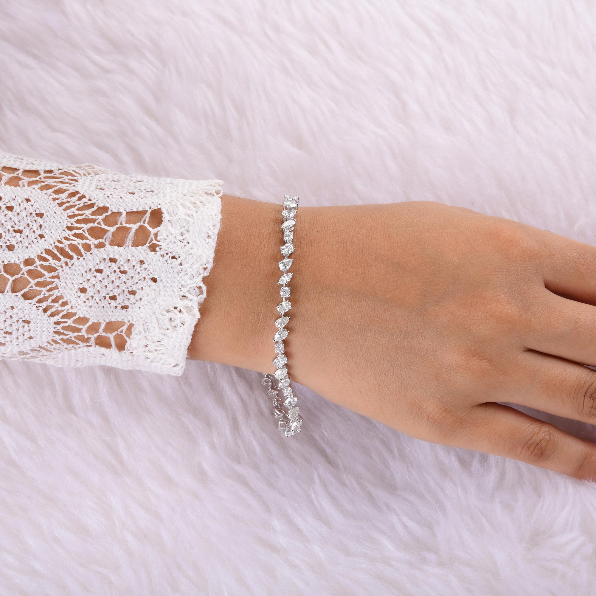 Questo bracciale tennis con diamanti di forma mista da 7,01 carati in oro bianco da 18 carati è caratterizzato da diamanti di forma mista incastonati in fila, a formare un bracciale lineare.
I diamanti sono un simbolo universale di eternità e forza.