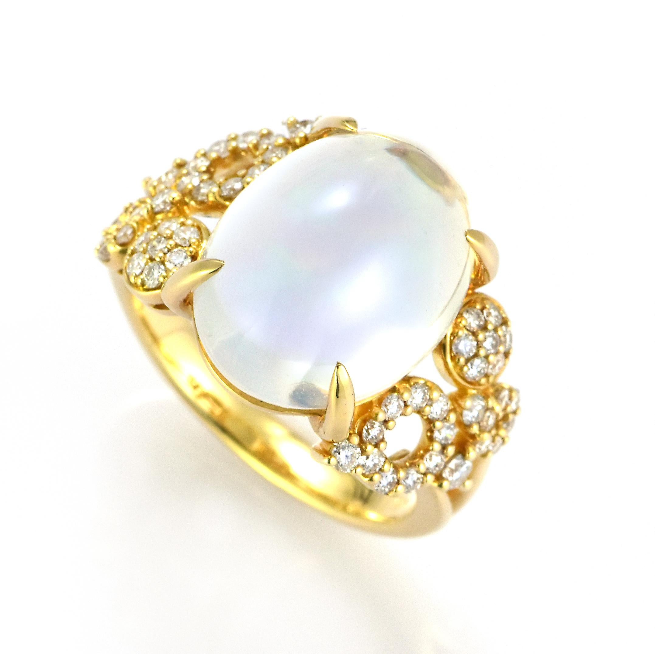 Cette magnifique bague est ornée d'une opale d'eau naturelle de 7,02 carats et de 0,47 carats de diamants sertis dans du platine. Les opales sont connues pour présenter des éclats de couleurs de l'arc-en-ciel, appelés 
