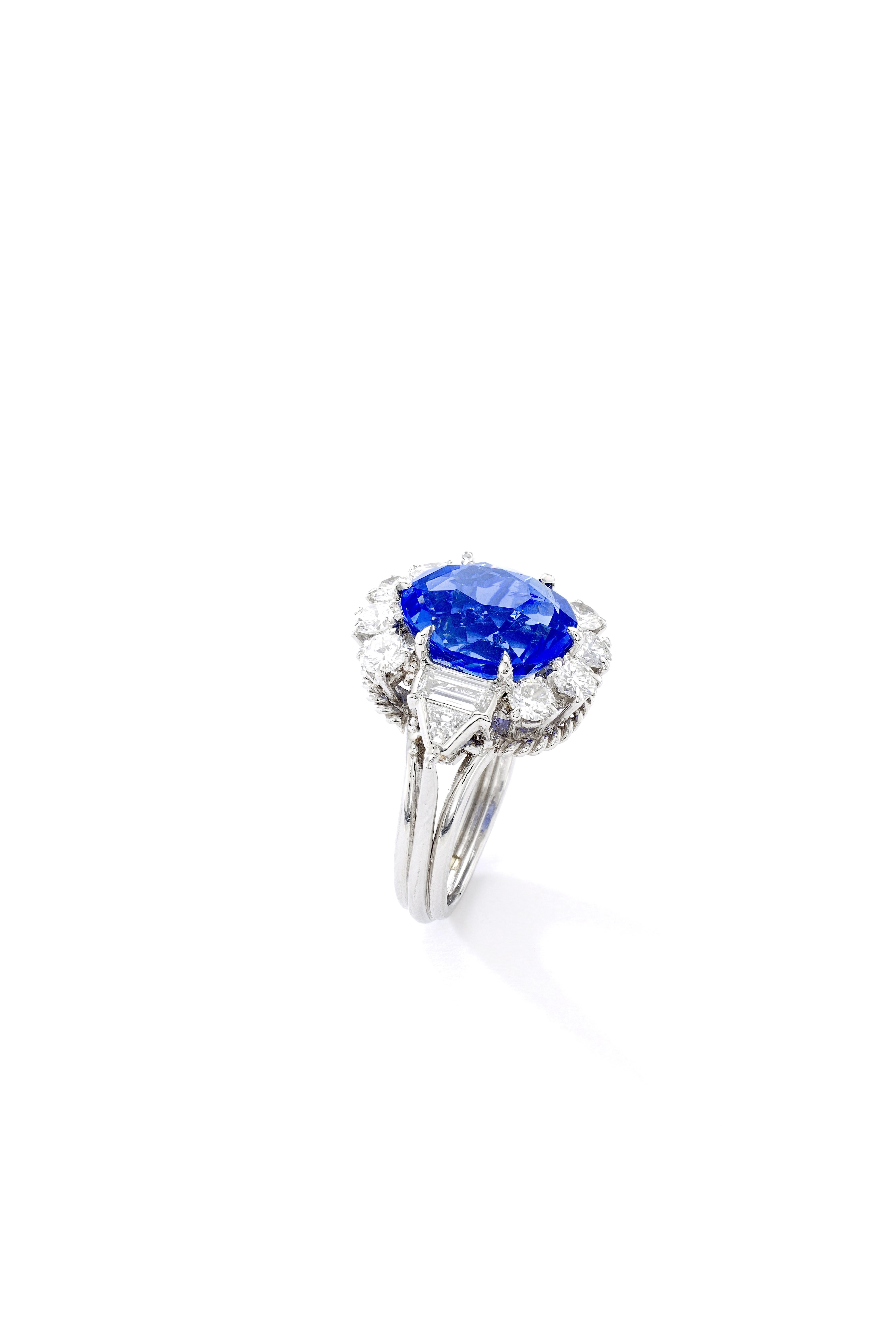 Art Deco 7.02 Carat Natural Sapphire French Diamond Platinum Ring 1940s For Sale