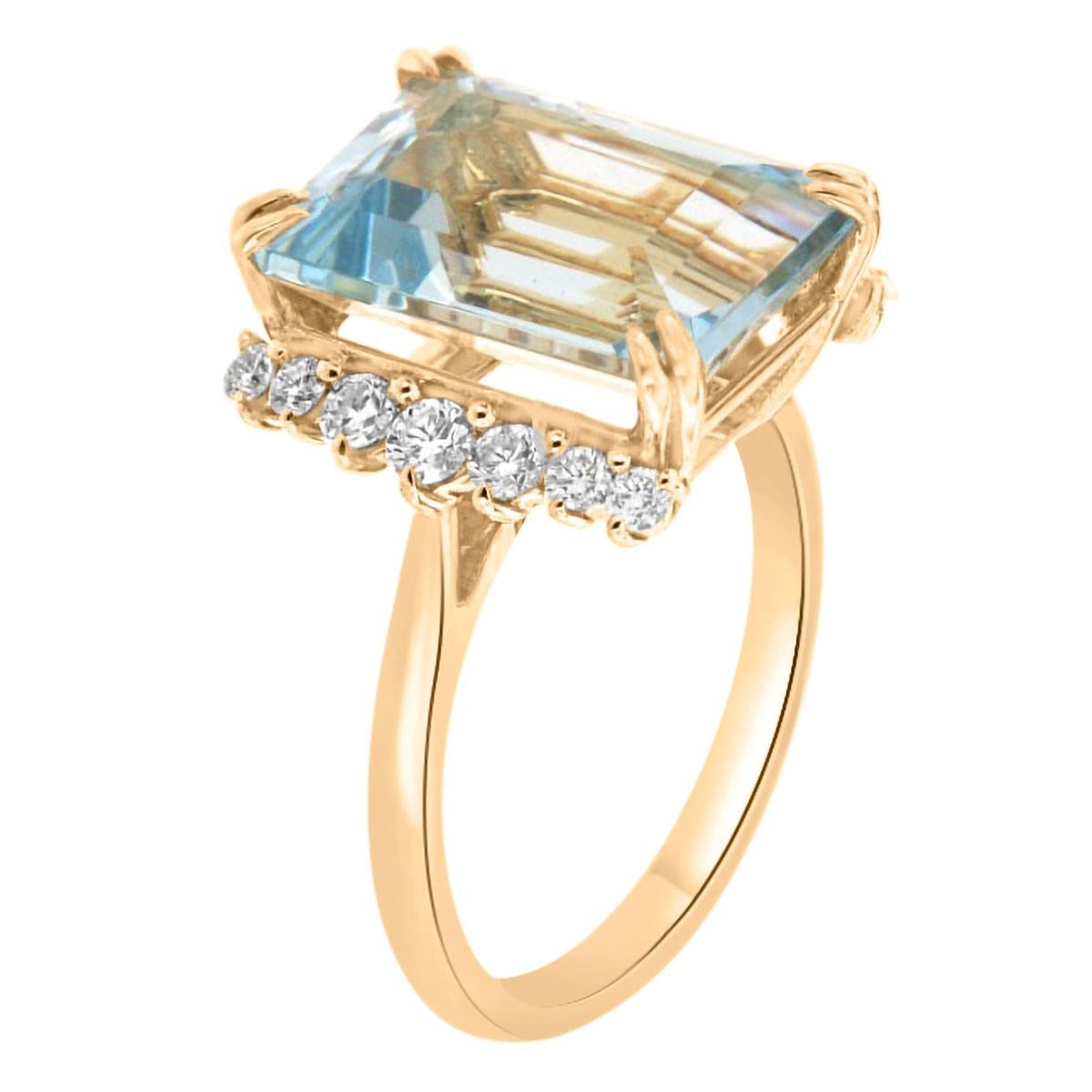 Diese 14k Gelbgold Ring verfügt über eine 7,02 Karat Smaragd Form Sky Blue Natural Aquamarin flankiert von vierzehn (14) brillanten runden Diamanten auf einem 1,8 MM breiten Band. 
Das Gesamtgewicht der Diamanten in diesem Ring beträgt 0,49 Karat.