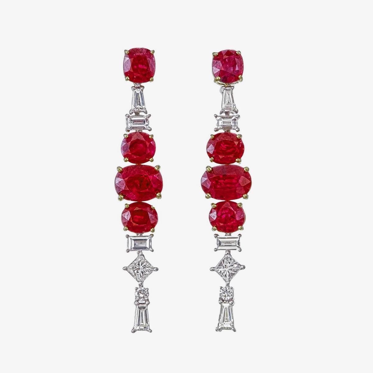 Gli eleganti orecchini con rubino birmano e diamanti di REWA jewels sono realizzati a mano in oro bianco 18 carati.

Ha 2 pezzi centrali di rubini Burma No Heat del peso di circa 2,48 carati e 6 pezzi di rubini del peso di circa 4,55