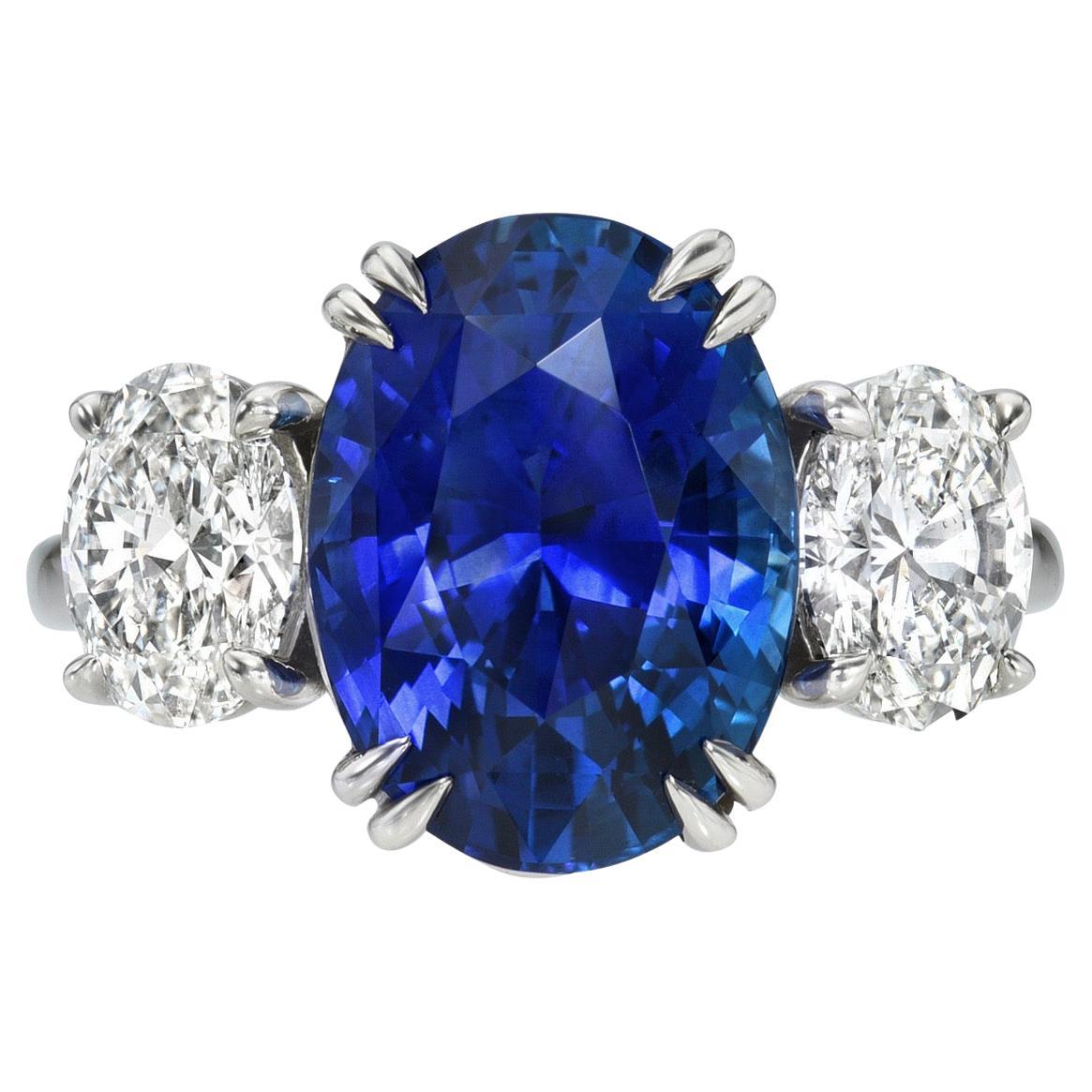 Impressionnante bague de fiançailles en platine saphir bleu royal de Ceylan par Merkaba Jewelry Beverly Hills, 7,03 carats. Certifié G.I.A. 

Merkaba Jewelry Beverly Hills est fière de présenter une exceptionnelle bague de fiançailles en platine de