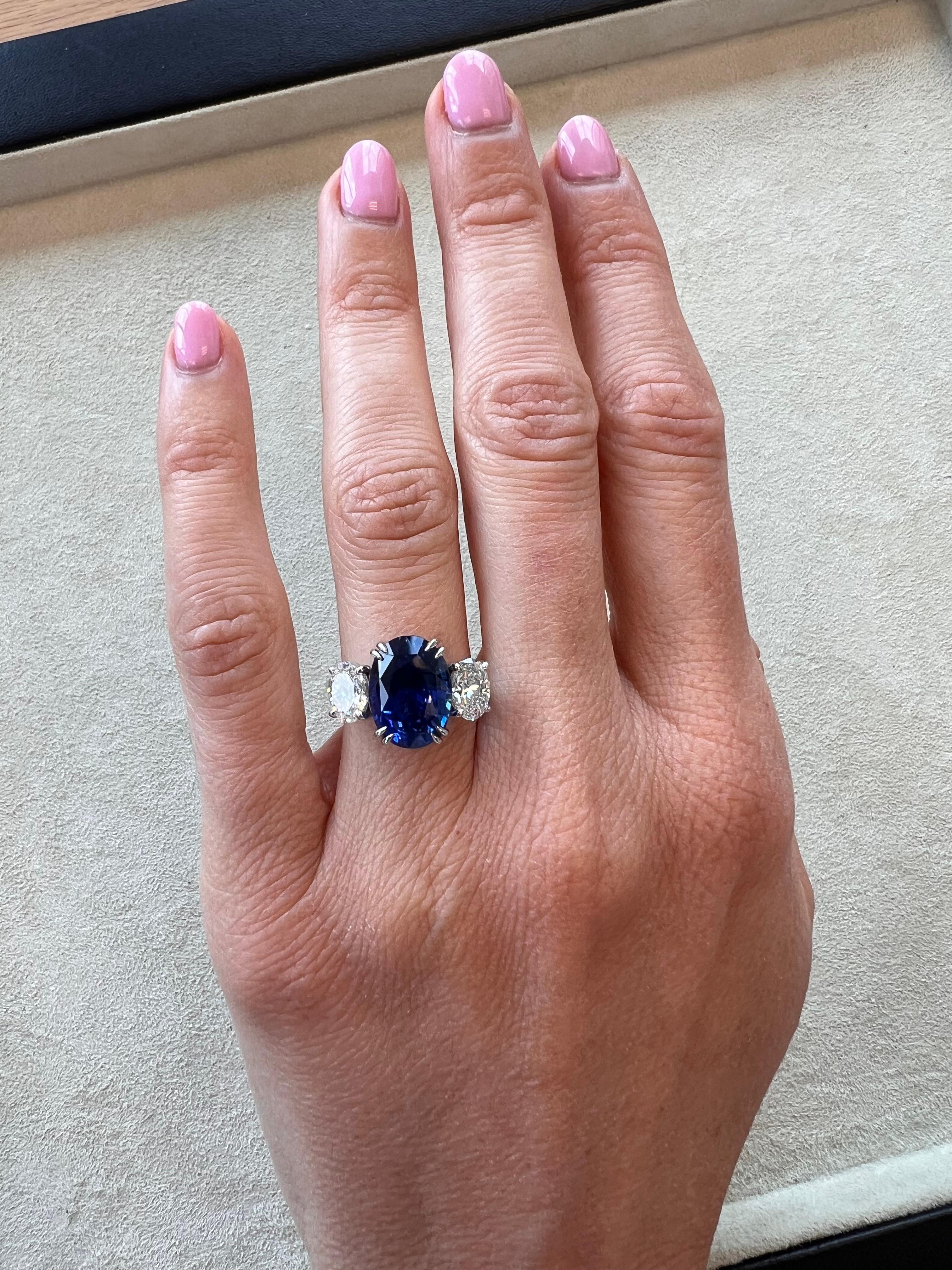Taille ovale Bague de fiançailles en platine avec saphir bleu royal ovale de 7,03 carats - Beverly Hills GIA en vente