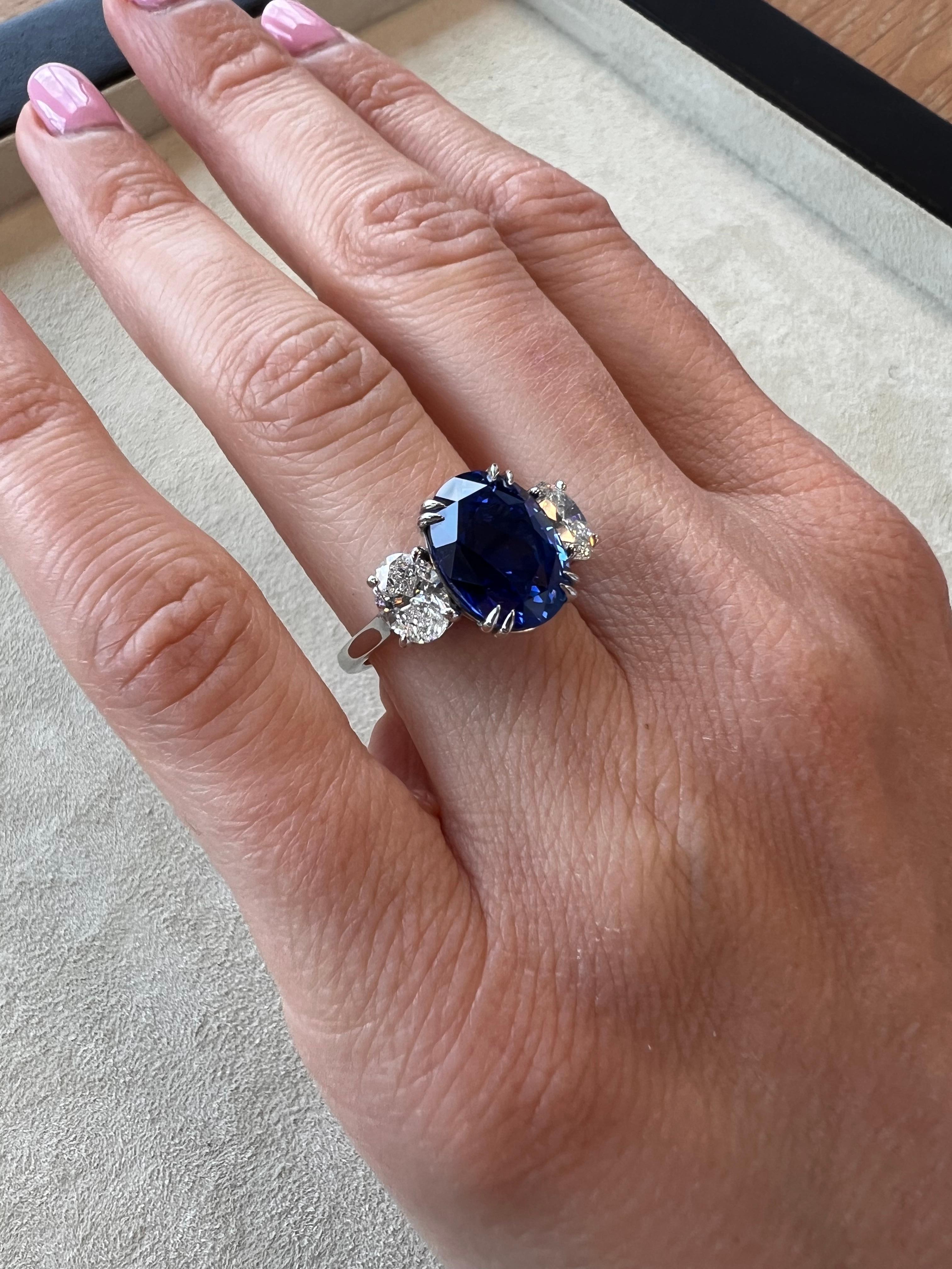 Bague de fiançailles en platine avec saphir bleu royal ovale de 7,03 carats - Beverly Hills GIA Pour femmes en vente