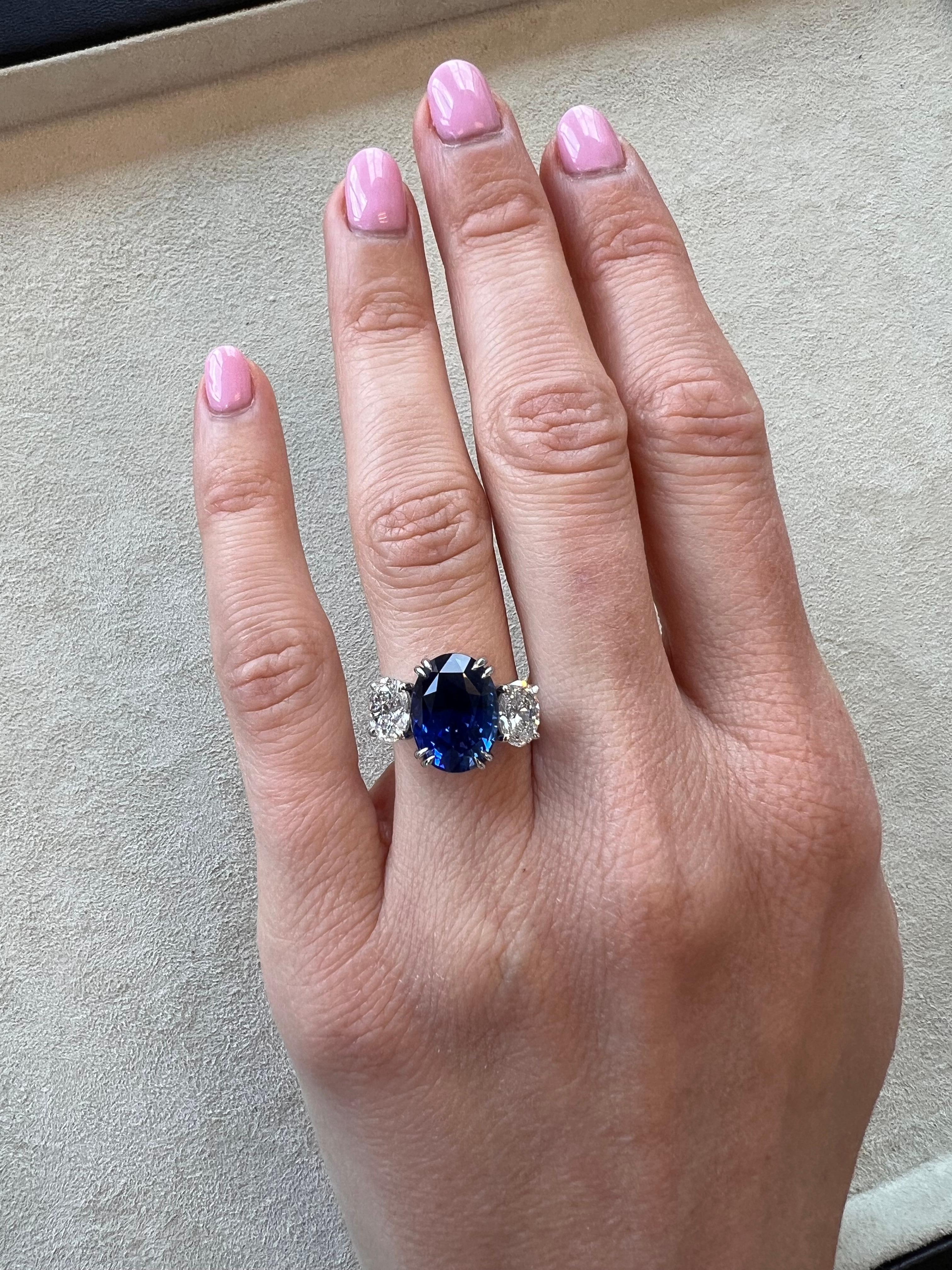 Bague de fiançailles en platine avec saphir bleu royal ovale de 7,03 carats - Beverly Hills GIA en vente 1