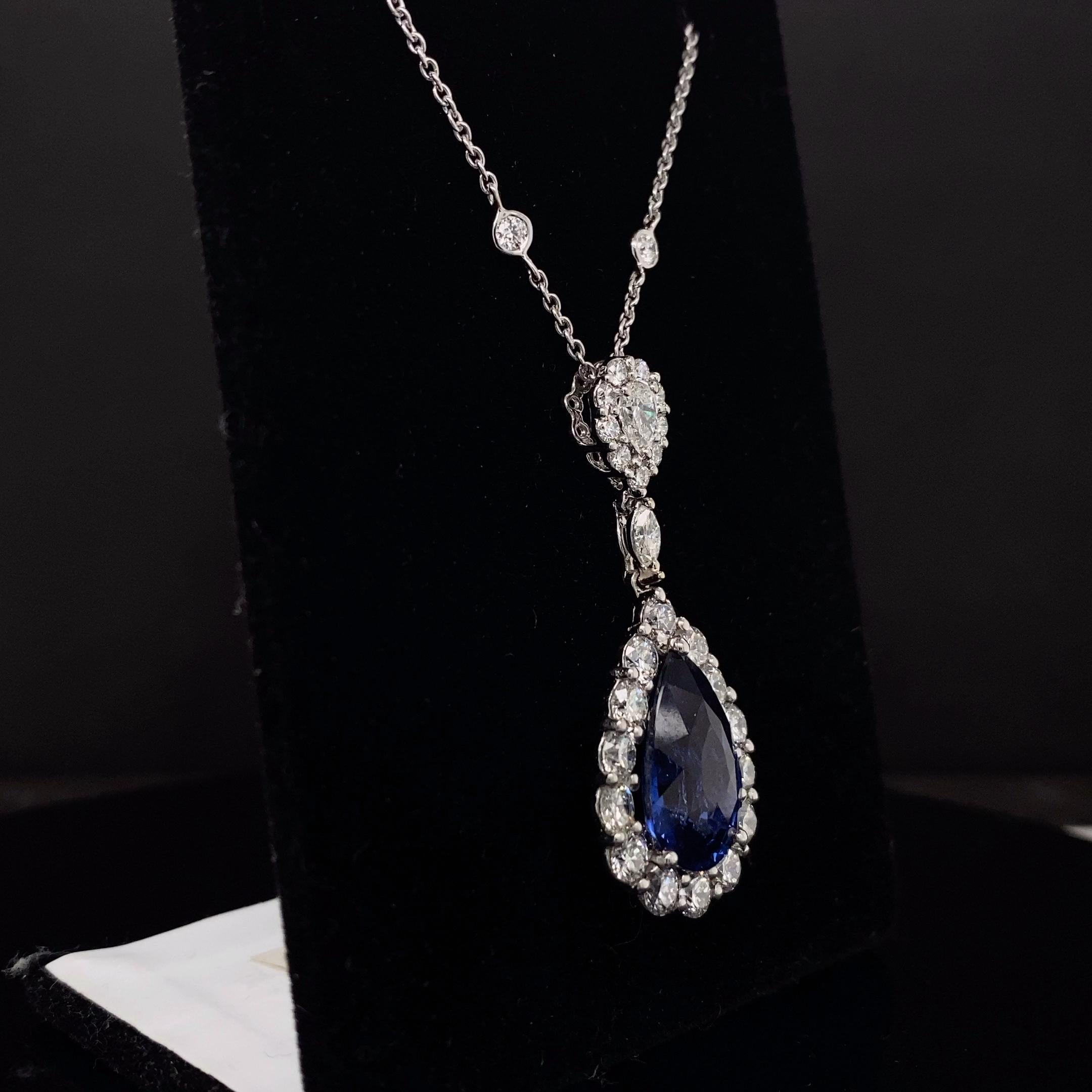 Art Déco Collana con zaffiri e diamanti a forma di pera da 7,03 carati in oro bianco 18 carati in vendita