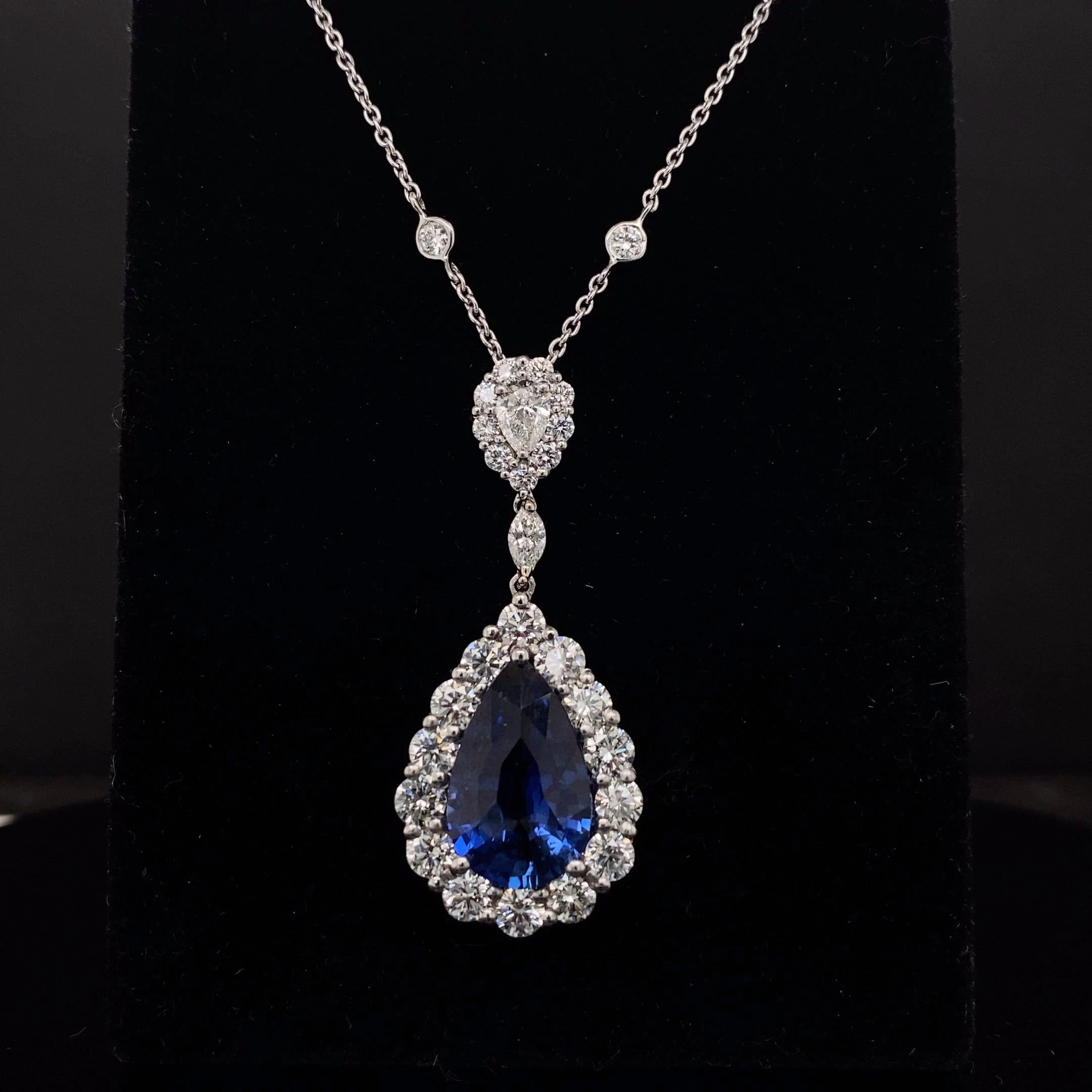 Taglio a goccia Collana con zaffiri e diamanti a forma di pera da 7,03 carati in oro bianco 18 carati in vendita