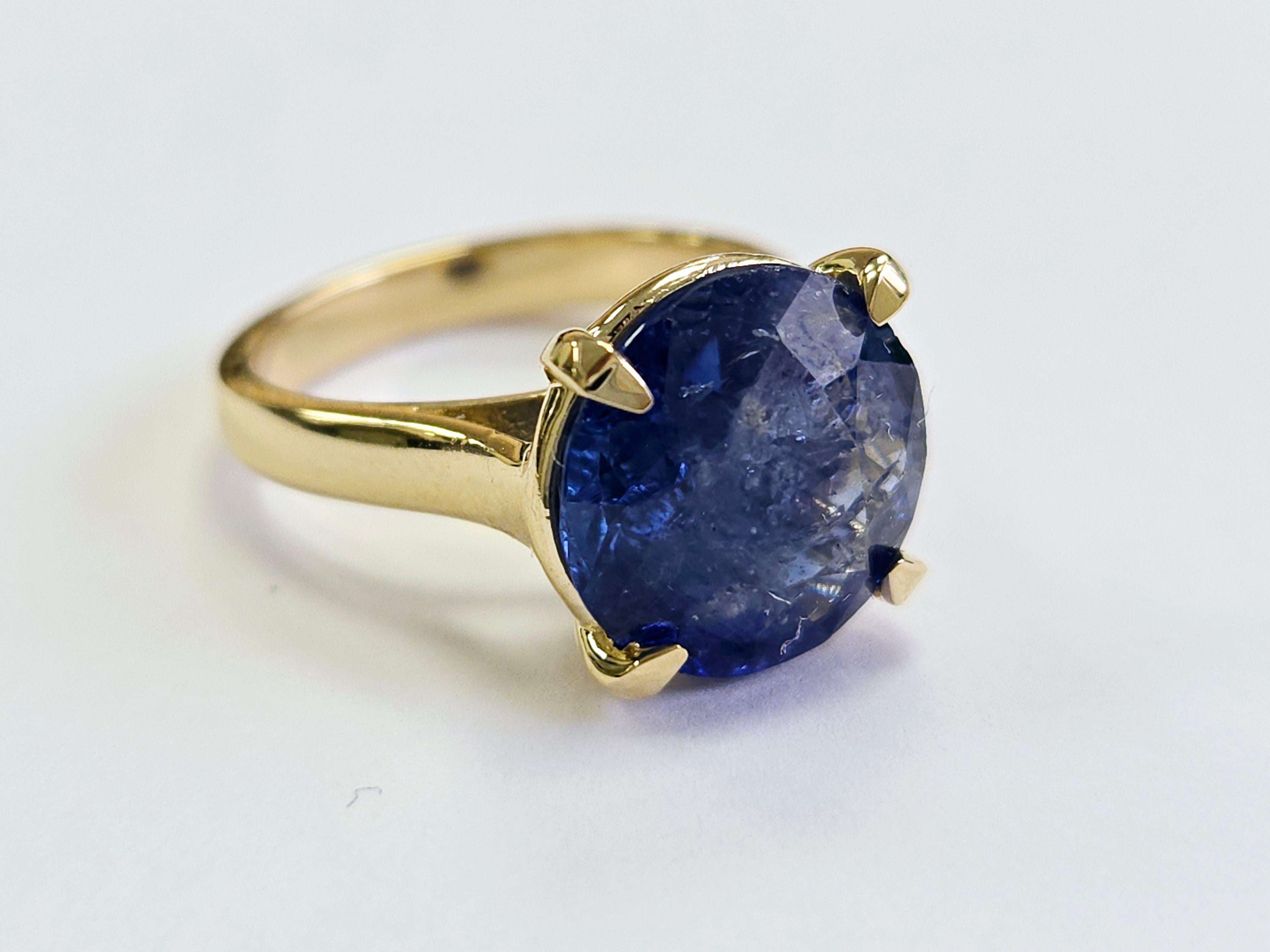 7,03 Karat Runder natürlicher Saphir Ring aus 14 Karat Gelbgold

Dieser exquisite Ring zeigt einen brillanten 7,03-karätigen natürlichen Saphir, der in einer perfekten runden Form geschliffen und in ein luxuriöses 14-karätiges Gelbgoldband