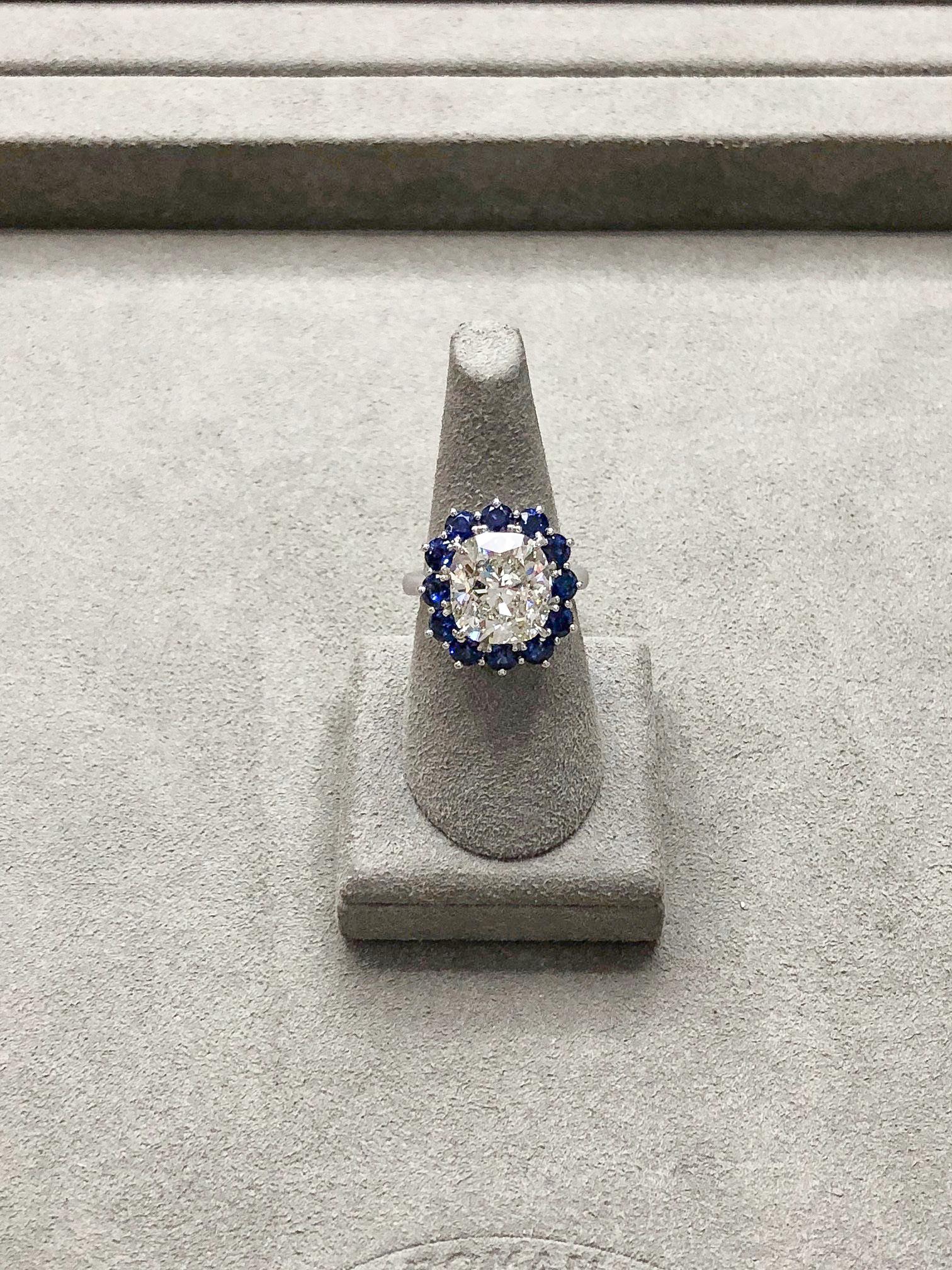 Roman Malakov Bague de fiançailles avec halo de diamants taille coussin de 7,04 carats certifiés GIA en vente 1